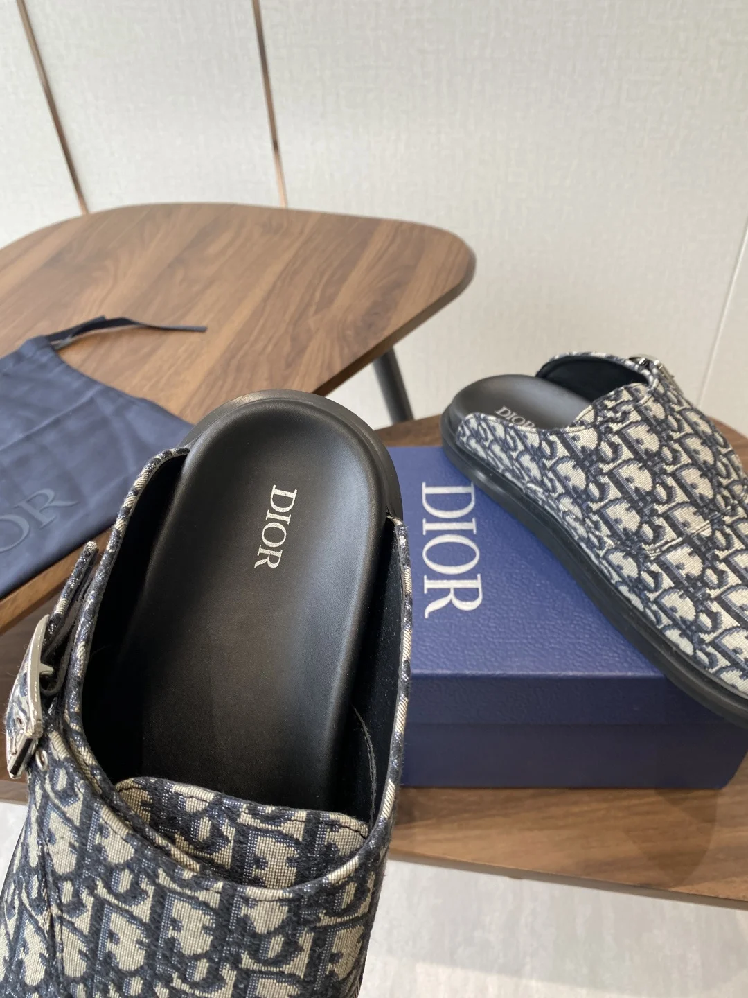 Dior 25ss Spring/Summer Latest Men s Ultra-light Foam Sole Closed-toe Slippers - Detail view 7