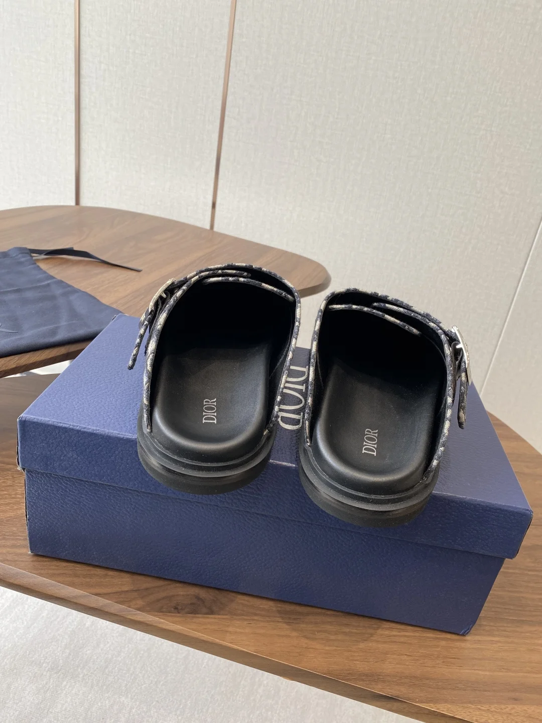 Dior 25ss Spring/Summer Latest Men s Ultra-light Foam Sole Closed-toe Slippers - Detail view 8