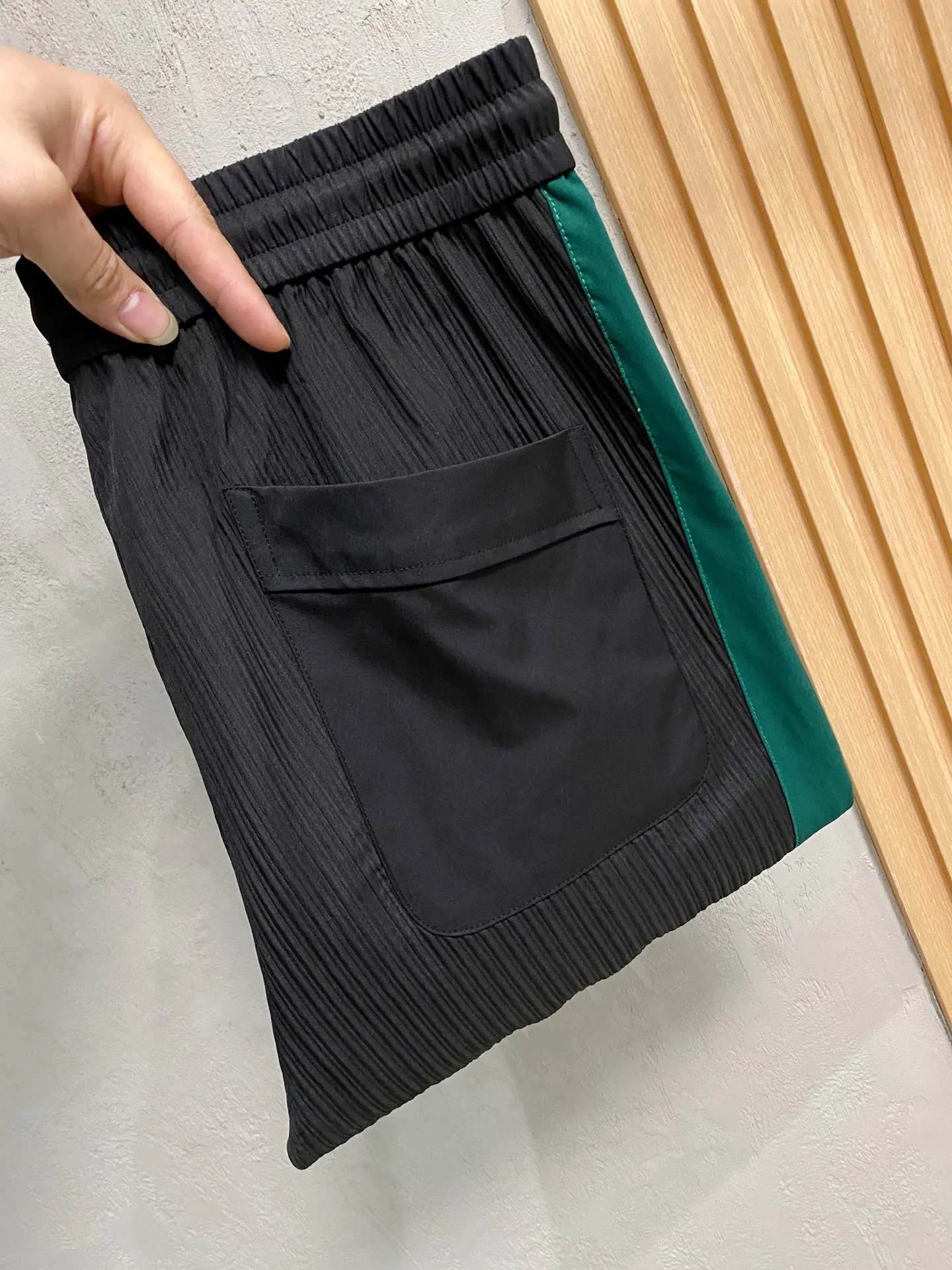 原单休闲裤男装|高仿休闲裤男装|精仿休闲裤男装|一比一休闲裤男装<p> Prada男士休闲裤  此款是一件适用范围极其广泛的跑步休闲裤 让你在夏天自然可以保持对运动热爱 也可以在休闲生活中穿着 码数 M-3XL</p>