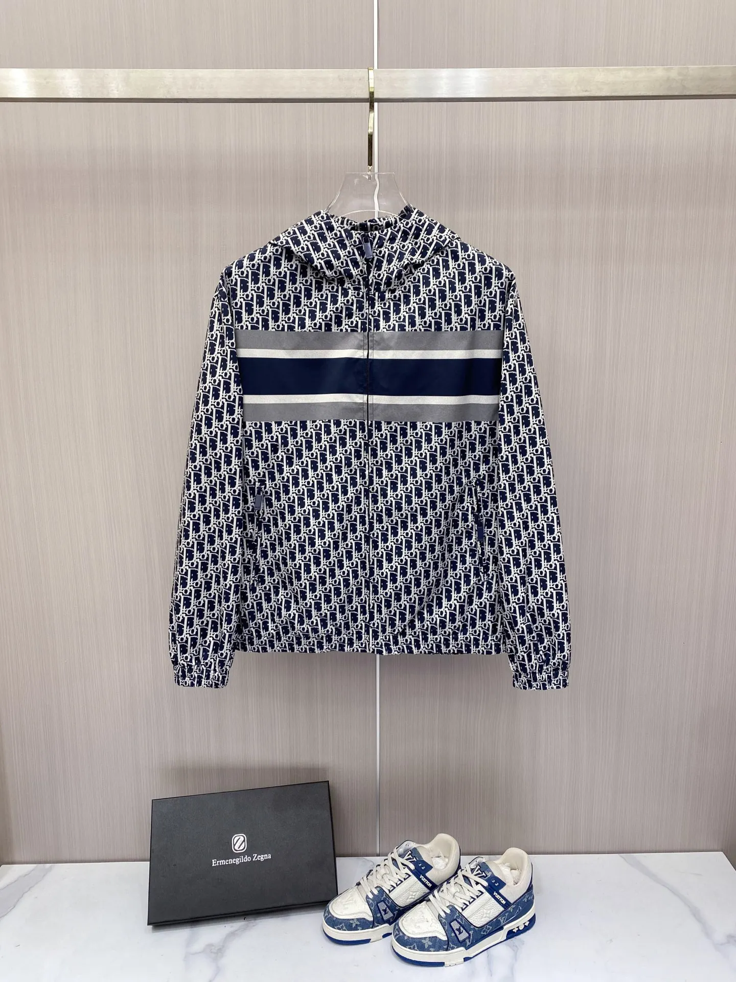 原单外套男装|高仿外套男装|精仿外套男装|一比一外套男装<p> Dior 迪奥 2026ss春季新款夹克外套全高端版本 高定专柜面料辅料 透气舒适度高 细节无可挑剔 做工考究工艺复杂 呈现休闲裁剪 上身版型超赞</p><p>颜色 黑色 蓝色</p><p>码数 48-56</p>