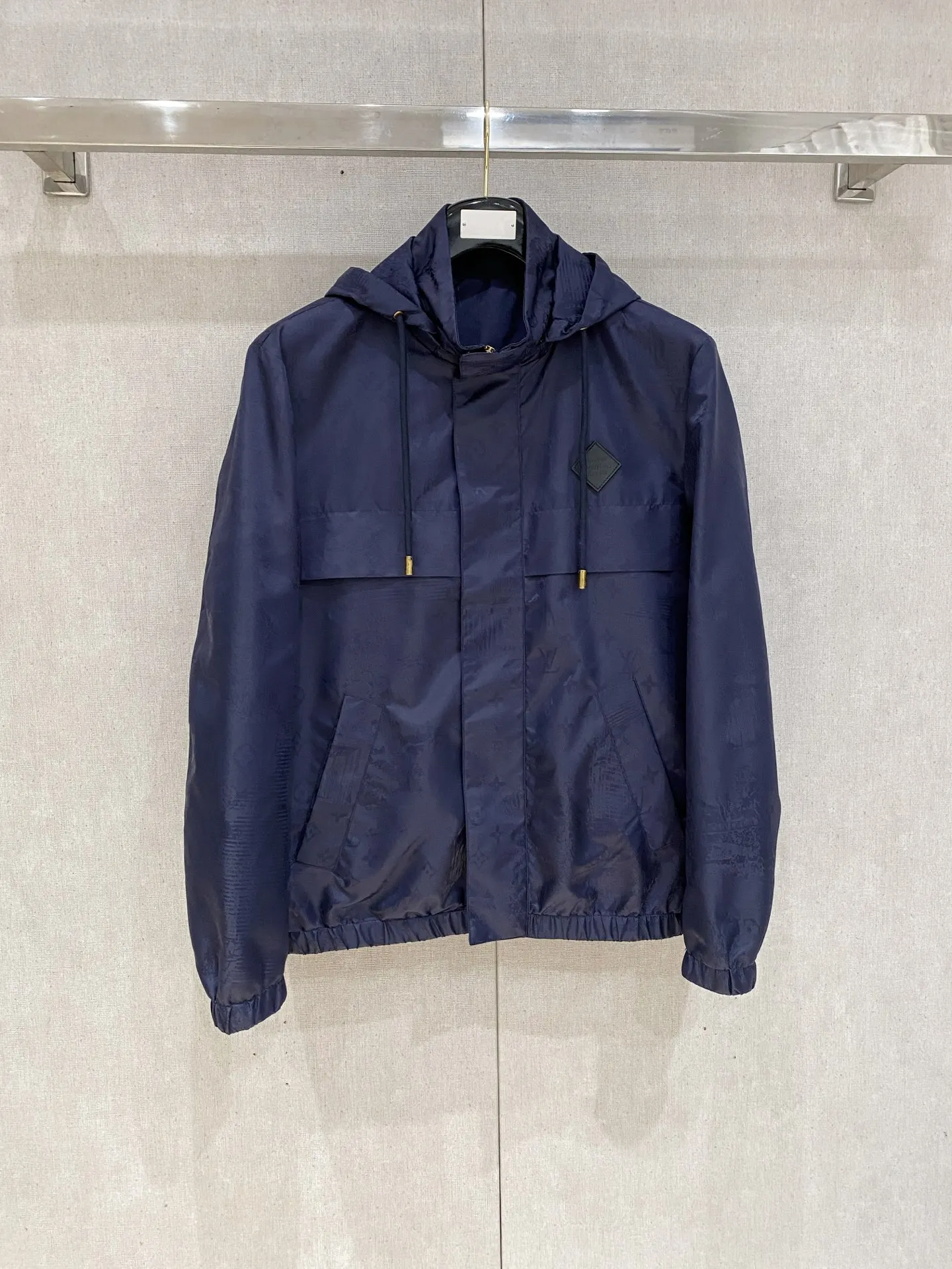 原单外套男装|高仿外套男装|精仿外套男装|一比一外套男装<p> Lv 高品质2026秋冬新款夹克外套 秀场新品 品相非常完美 记忆面料舒适保暖 色泽饱满诱人 非常出彩的设计 轻松将时髦感进阶 做工极为考究严谨 走线工整细致 大牌设计师巨作 上身不显臃肿 超级帅气 码数 M 3XL 48-56 </p>