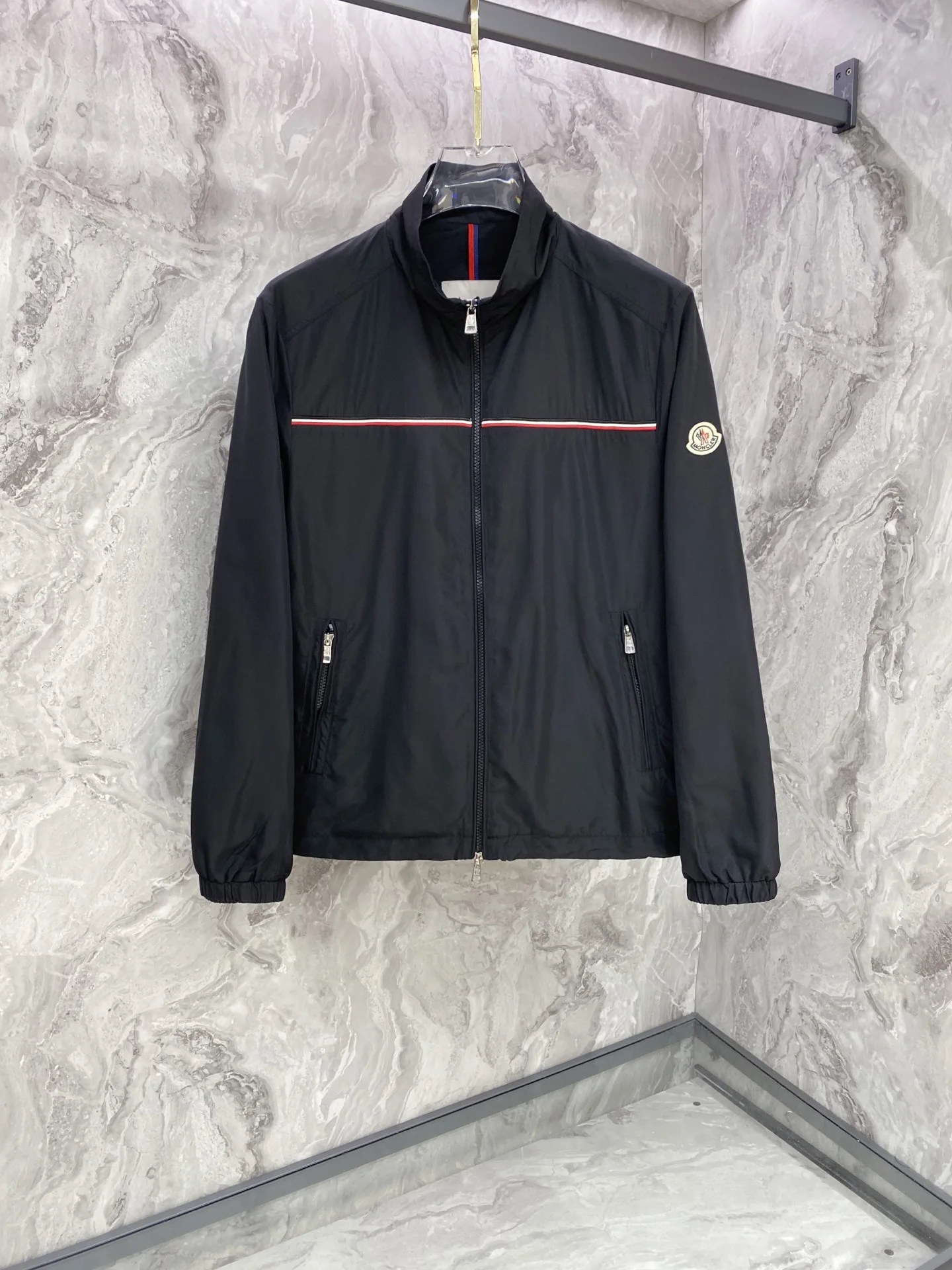 原单外套男装|高仿外套男装|精仿外套男装|一比一外套男装<p> Moncler 蒙口 2026ss春季新款夹克外套全高端版本 高定专柜面料辅料 透气舒适度高 细节无可挑剔 做工考究工艺复杂 呈现休闲裁剪 上身版型超赞</p><p>颜色 黑色 </p><p>码数 48-56</p>