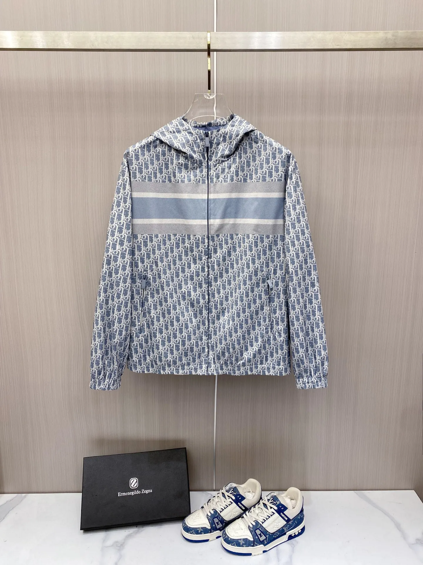 原单外套男装|高仿外套男装|精仿外套男装|一比一外套男装<p> Dior 迪奥 2026ss春季新款夹克外套全高端版本 高定专柜面料辅料 透气舒适度高 细节无可挑剔 做工考究工艺复杂 呈现休闲裁剪 上身版型超赞</p><p>颜色 黑色 蓝色</p><p>码数 48-56</p>