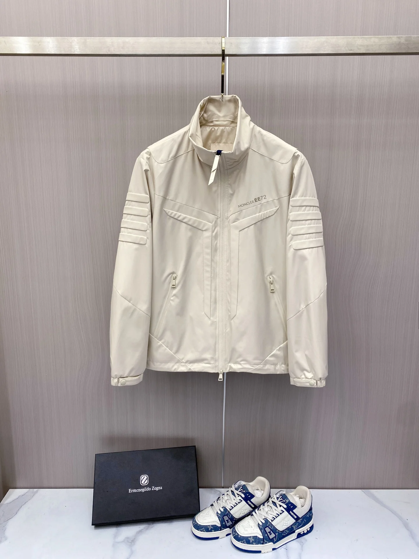 原单外套男装|高仿外套男装|精仿外套男装|一比一外套男装<p> Moncler 蒙口 2026ss春季新款立领夹克外套</p><p>全高端版本 高定专柜面料辅料 透气舒适度高 细节无可挑剔 做工考究工艺复杂 呈现休闲裁剪 上身版型超赞</p><p>颜色 黑色 米色</p><p>码数 48-58</p>