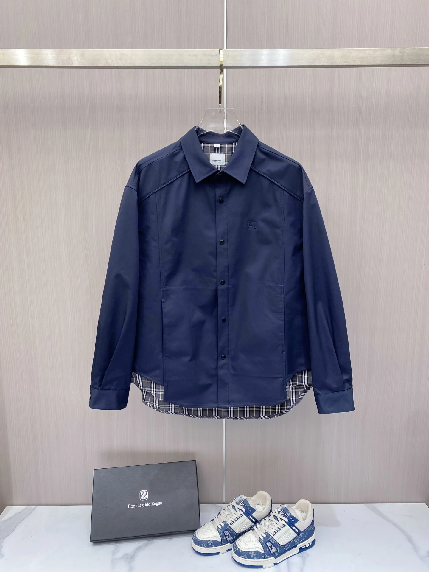 原单外套男装|高仿外套男装|精仿外套男装|一比一外套男装<p> Burberry 巴宝莉2026ss春季新款夹克外套全高端版本 高定专柜面料辅料 透气舒适度高 细节无可挑剔 做工考究工艺复杂 呈现休闲裁剪 上身版型超赞</p><p>颜色 黑色 蓝色 米色 </p><p>码数 48-56</p>
