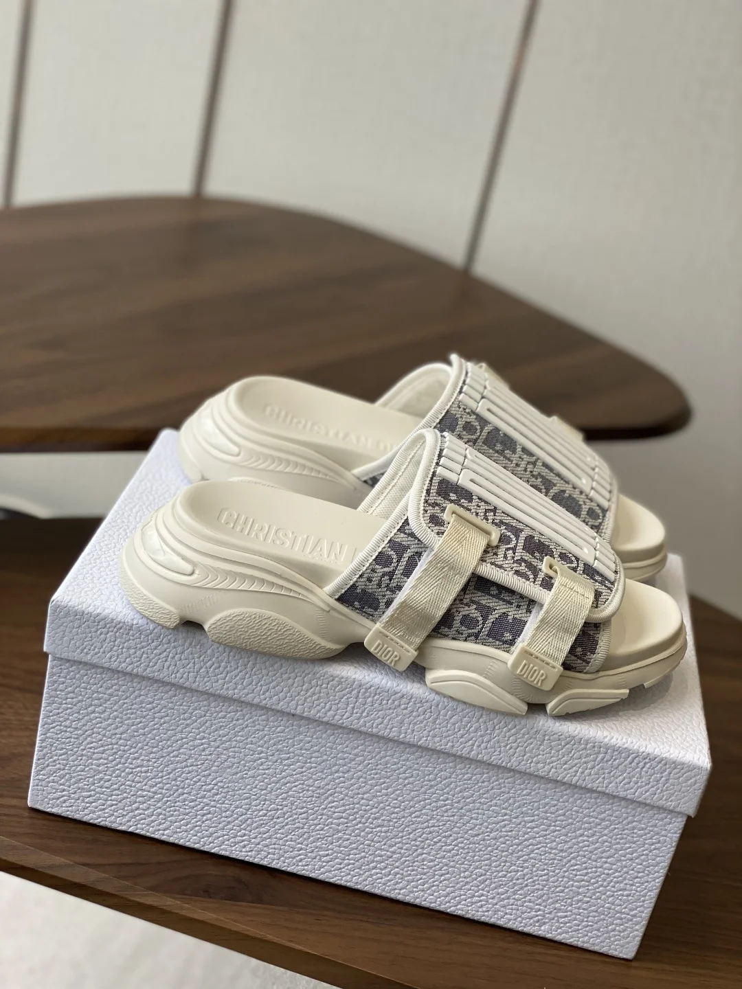 Dior 25ss Spring/Summer New D-Logo Embroidered Thick-Soled Sports Slides - Detail view 2