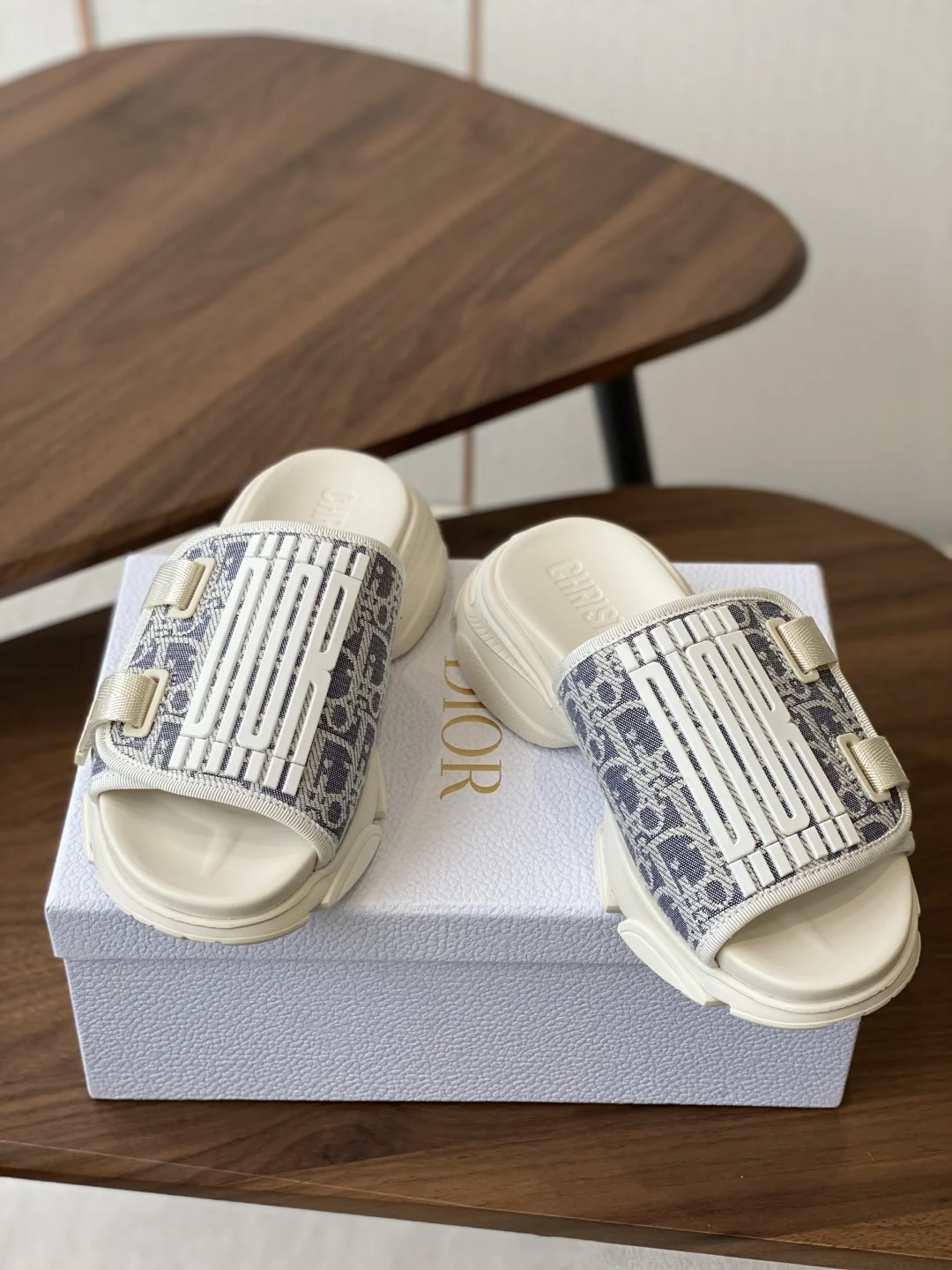 Dior 25ss Spring/Summer New D-Logo Embroidered Thick-Soled Sports Slides - Detail view 3