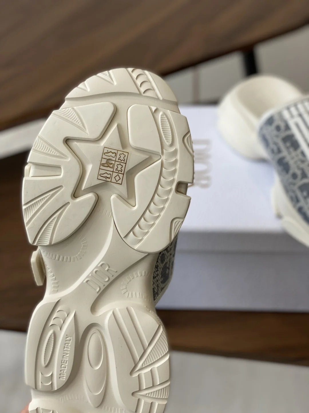 Dior 25ss Spring/Summer New D-Logo Embroidered Thick-Soled Sports Slides - Detail view 9