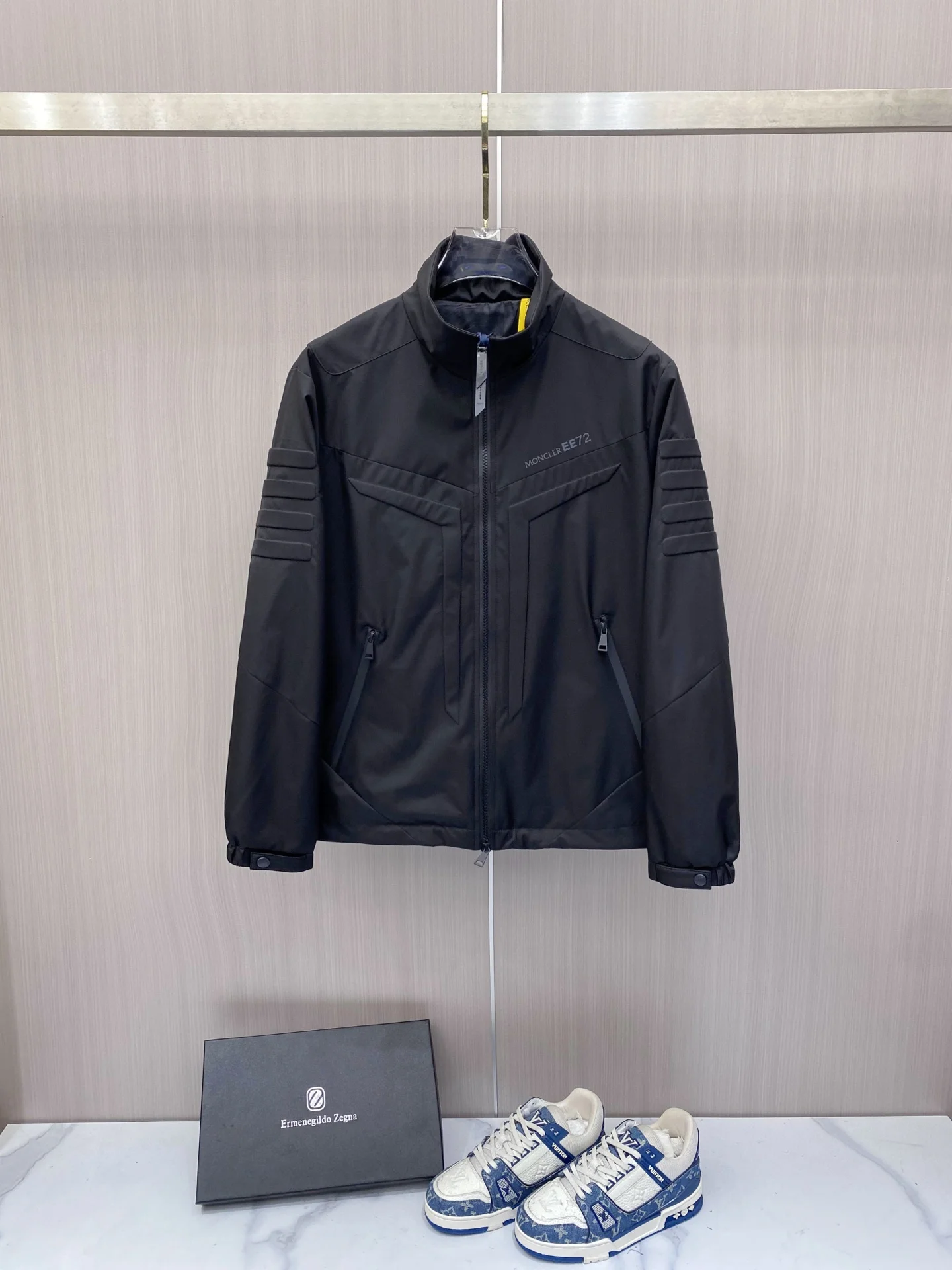 原单外套男装|高仿外套男装|精仿外套男装|一比一外套男装<p> Moncler 蒙口 2026ss春季新款立领夹克外套</p><p>全高端版本 高定专柜面料辅料 透气舒适度高 细节无可挑剔 做工考究工艺复杂 呈现休闲裁剪 上身版型超赞</p><p>颜色 黑色 米色</p><p>码数 48-58</p>