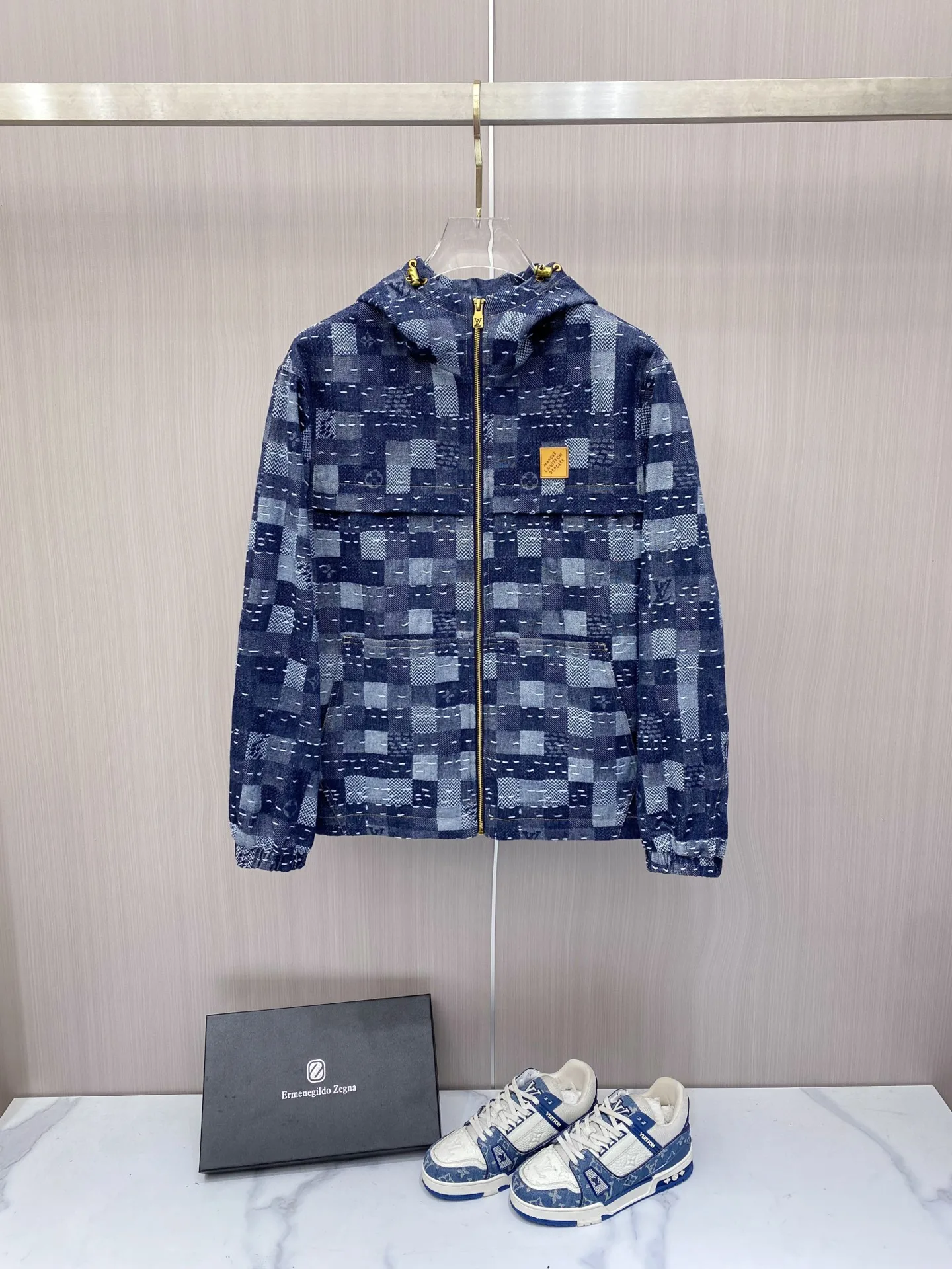 原单外套男装|高仿外套男装|精仿外套男装|一比一外套男装<p> LV 2026ss春季新款夹克外套全高端版本 高定专柜面料辅料 透气舒适度高 细节无可挑剔 做工考究工艺复杂 呈现休闲裁剪 上身版型超赞</p><p>颜色 蓝色</p><p>码数 48-56</p>