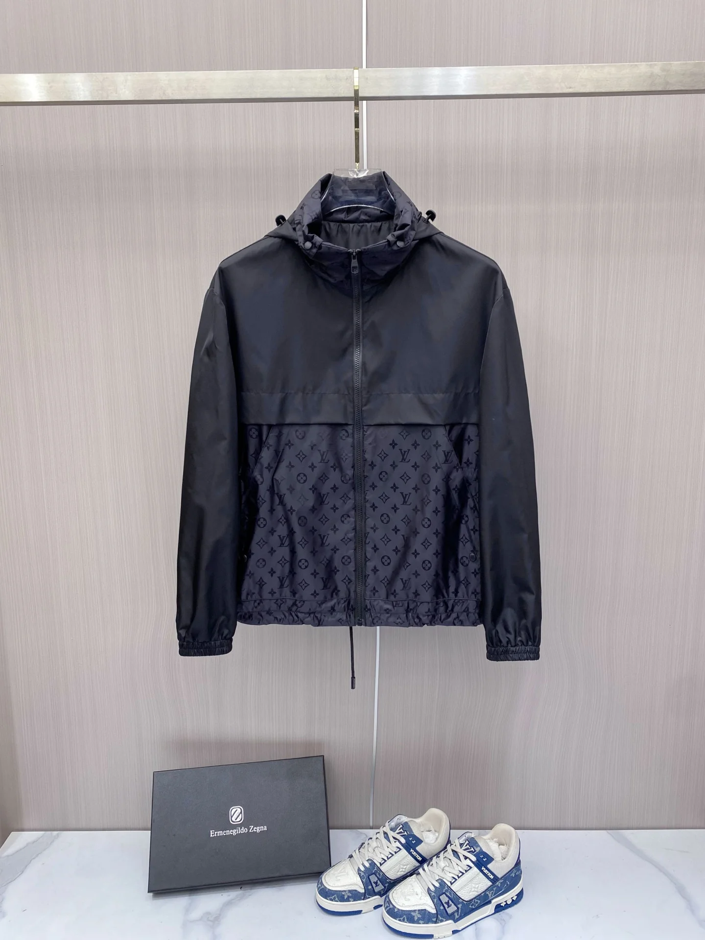 原单外套男装|高仿外套男装|精仿外套男装|一比一外套男装<p> LV 2026ss春季新款夹克外套全高端版本 高定专柜面料辅料 透气舒适度高 细节无可挑剔 做工考究工艺复杂 呈现休闲裁剪 上身版型超赞</p><p>颜色 黑色 白色</p><p>码数 48-56</p>