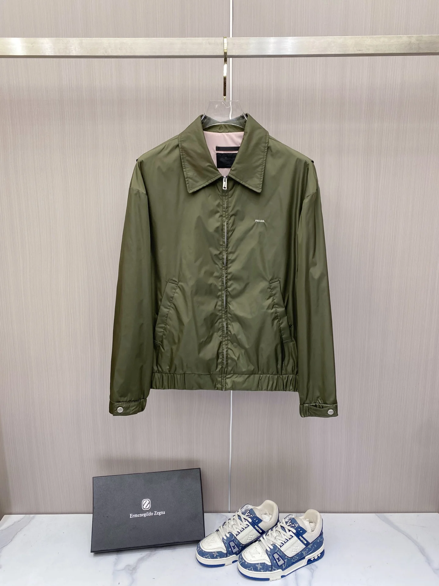 原单外套男装|高仿外套男装|精仿外套男装|一比一外套男装<p> Prada 普拉达 2026ss春季新款翻领夹克外套</p><p>全高端版本 高定专柜面料辅料 透气舒适度高 细节无可挑剔 做工考究工艺复杂 呈现休闲裁剪 上身版型超赞</p><p>颜色 黑色 绿色</p><p>码数 48-60相当于M-5XL</p>