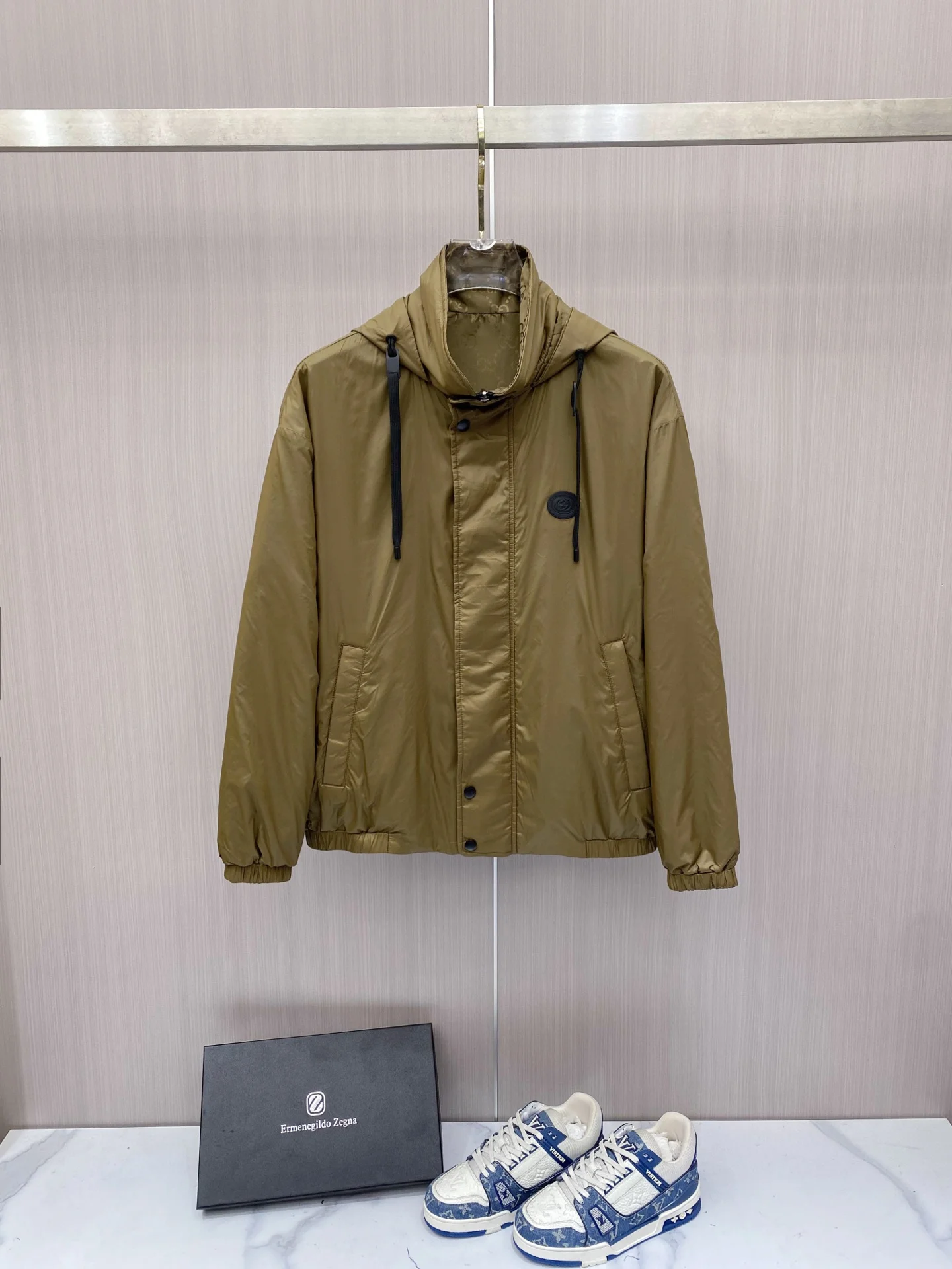 原单外套男装|高仿外套男装|精仿外套男装|一比一外套男装<p> Gucci 古奇 双面穿 2026ss春季新款连帽夹克外套</p><p>全高端版本 高定专柜面料辅料 透气舒适度高 细节无可挑剔 做工考究工艺复杂 呈现休闲裁剪 上身版型超赞</p><p>颜色 黑色 卡其色</p><p>码数 48-58</p>