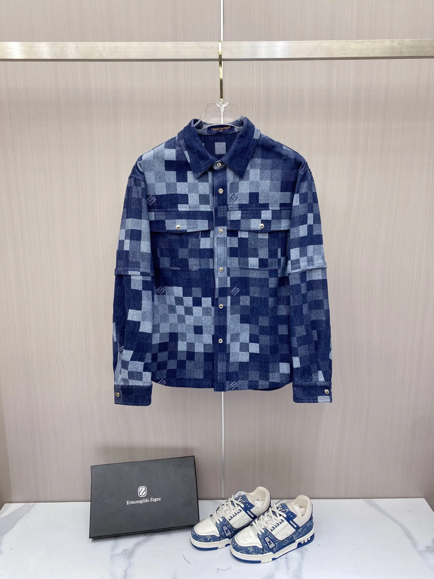 原单外套男装|高仿外套男装|精仿外套男装|一比一外套男装<p> LV 袖子可拆卸 2026ss春季新款夹克牛仔外套全高端版本 高定专柜面料辅料 透气舒适度高 细节无可挑剔 做工考究工艺复杂 呈现休闲裁剪 上身版型超赞</p><p>颜色 黑色 蓝色</p><p>码数 48-56</p>