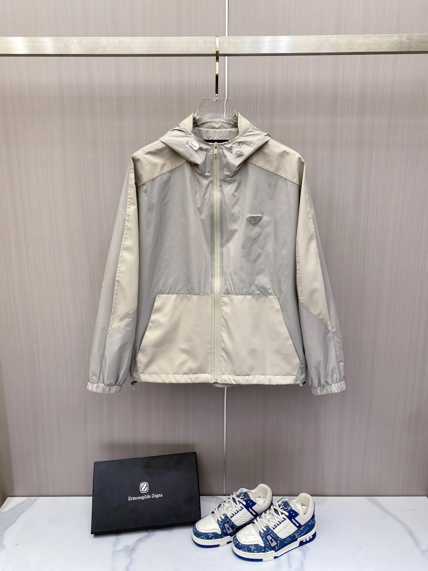 原单外套男装|高仿外套男装|精仿外套男装|一比一外套男装<p> Prada 普拉达 2026ss春季新款连帽夹克外套全高端版本 高定专柜面料辅料 透气舒适度高 细节无可挑剔 做工考究工艺复杂 呈现休闲裁剪 上身版型超赞</p><p>码数 48-56</p>