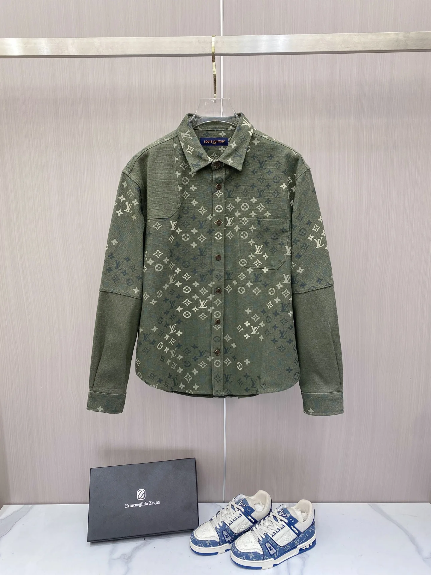 原单外套男装|高仿外套男装|精仿外套男装|一比一外套男装<p> LV 2026ss春季新款夹克外套</p><p>全高端版本 高定专柜面料辅料 透气舒适度高 细节无可挑剔 做工考究工艺复杂 呈现休闲裁剪 上身版型超赞</p><p>颜色 黑色 绿色</p><p>码数 48-56</p>