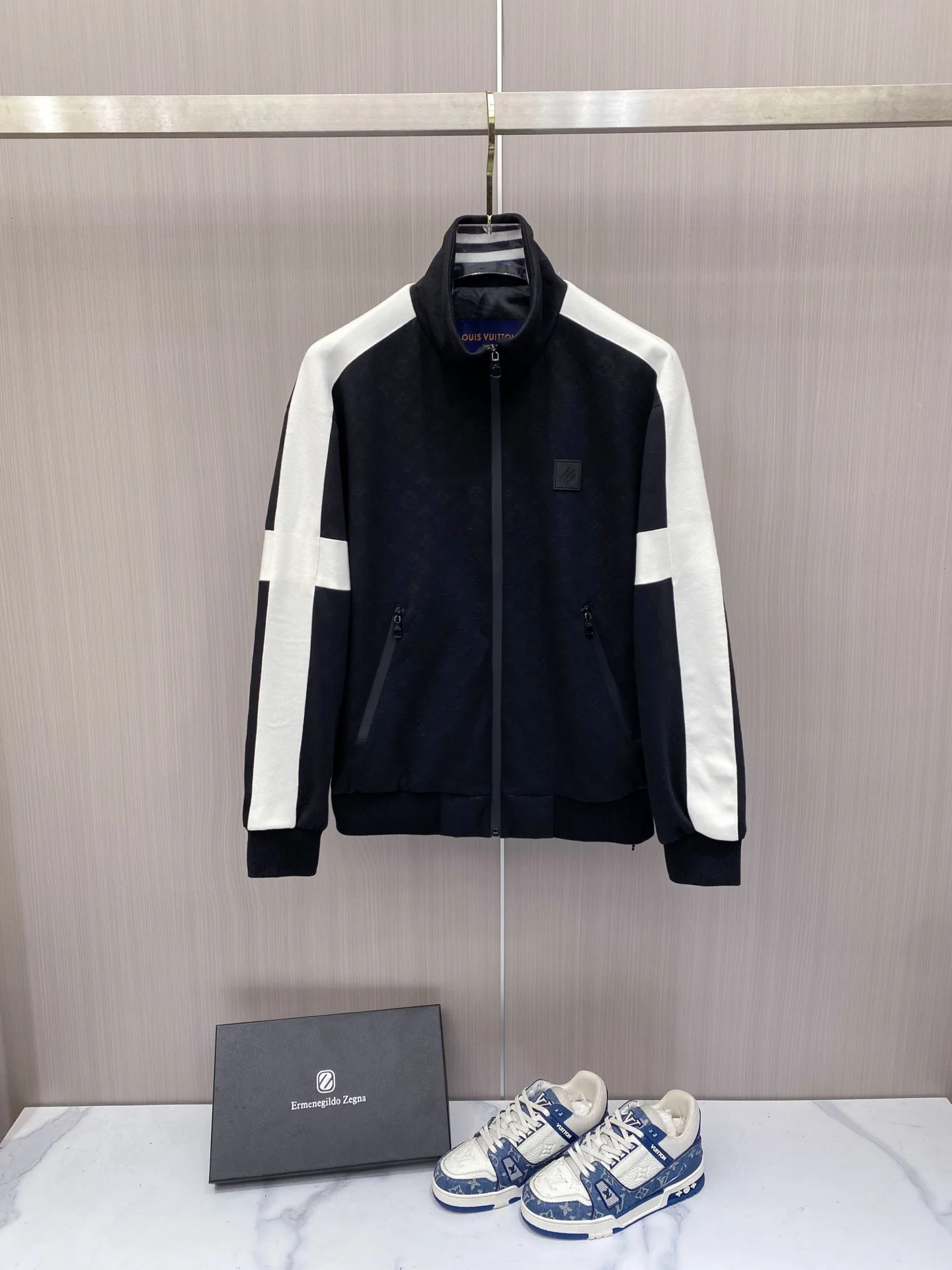 原单外套男装|高仿外套男装|精仿外套男装|一比一外套男装<p> LV 2026ss春季新款立领夹克外套</p><p>全高端版本 高定专柜面料辅料 透气舒适度高 细节无可挑剔 做工考究工艺复杂 呈现休闲裁剪 上身版型超赞</p><p>颜色 黑色 灰色</p><p>码数 48-58</p>