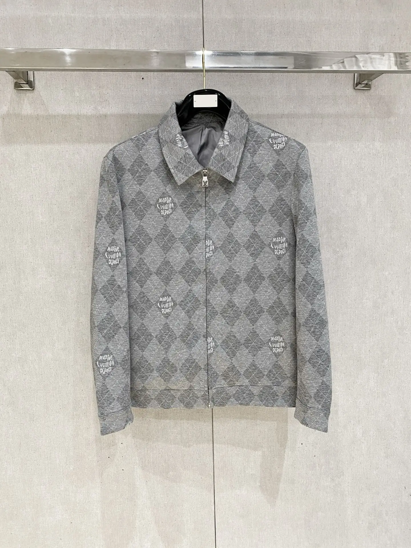 原单外套男装|高仿外套男装|精仿外套男装|一比一外套男装<p> Lv 高品质2026秋冬新款夹克外套 秀场新品 品相非常完美 记忆面料舒适保暖 色泽饱满诱人 非常出彩的设计 轻松将时髦感进阶 做工极为考究严谨 走线工整细致 大牌设计师巨作 上身不显臃肿 超级帅气 码数 M 3XL 48-56 </p>