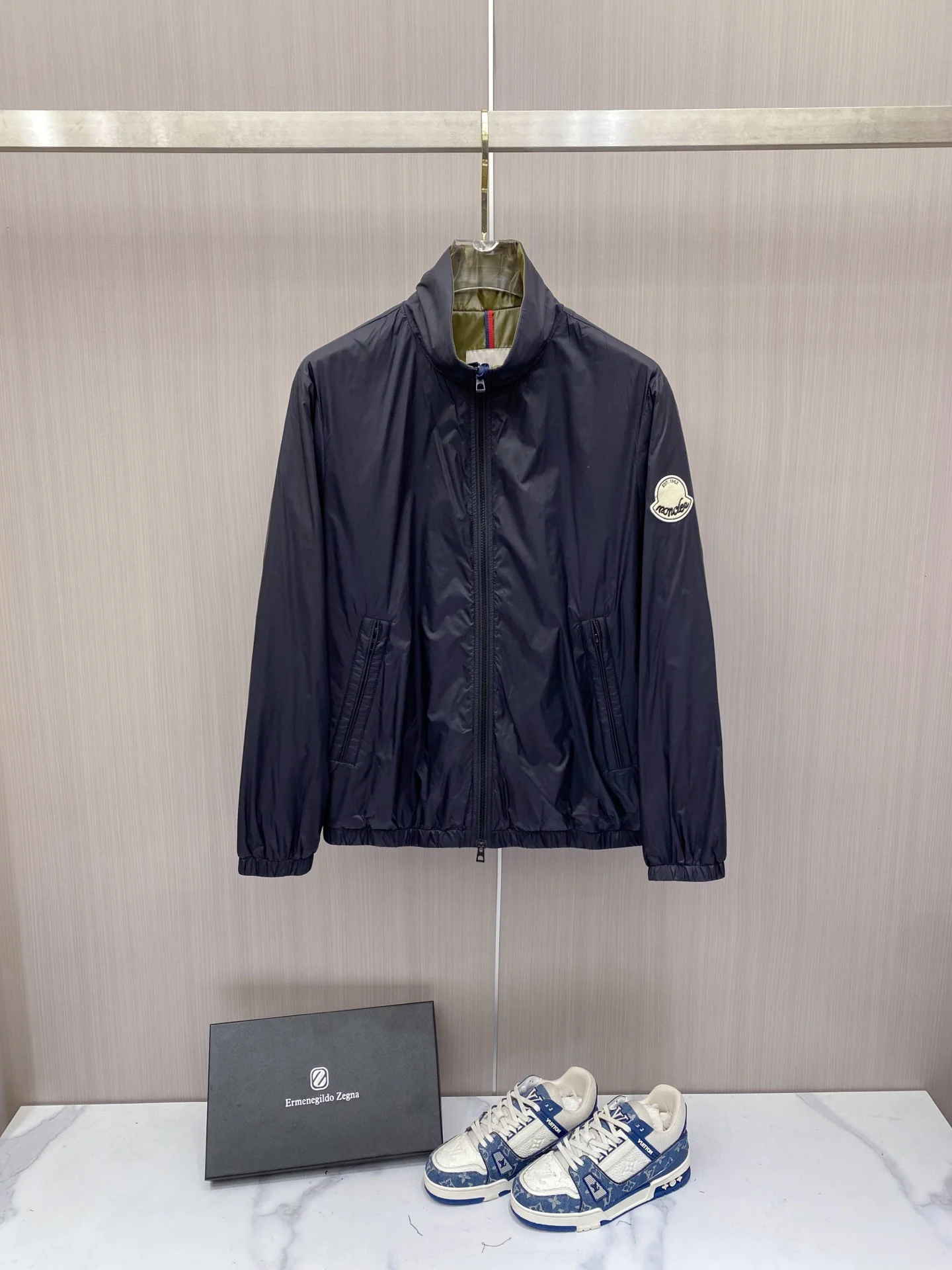 原单外套男装|高仿外套男装|精仿外套男装|一比一外套男装<p> Moncler 蒙口 2026ss春季新款夹克外套</p><p>全高端版本 高定专柜面料辅料 透气舒适度高 细节无可挑剔 做工考究工艺复杂 呈现休闲裁剪 上身版型超赞</p><p>颜色 黑色 米色</p><p>码数 48-58</p>