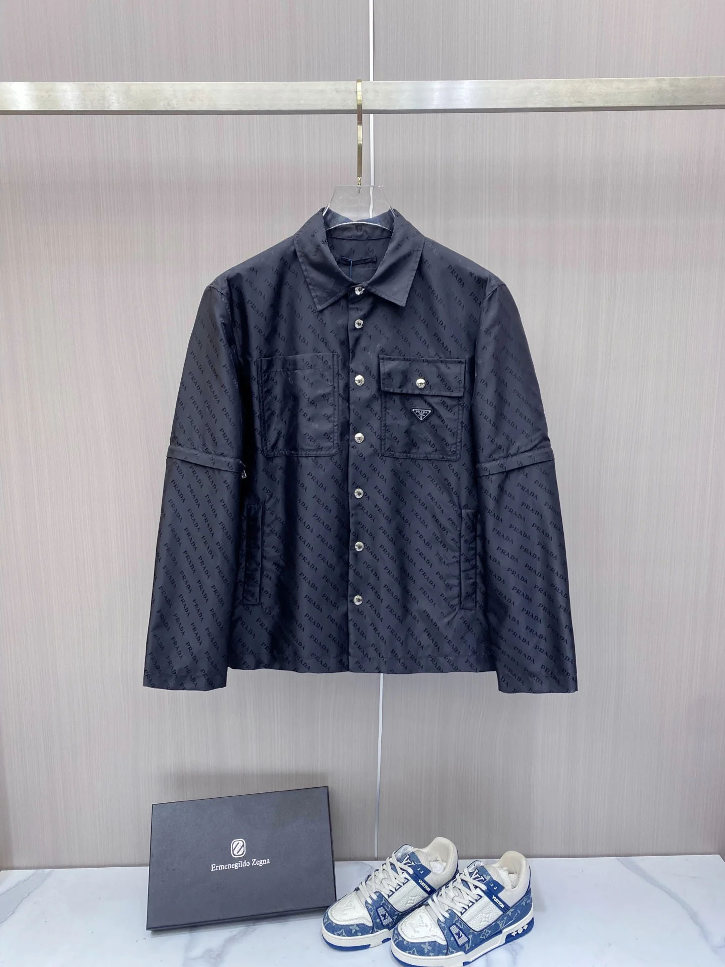原单外套男装|高仿外套男装|精仿外套男装|一比一外套男装<p> Prada 普拉达 2026ss春季新款夹克外套全高端版本 高定专柜面料辅料 透气舒适度高 细节无可挑剔 做工考究工艺复杂 呈现休闲裁剪 上身版型超赞</p><p>颜色 黑色 </p><p>码数 M-4XL</p>