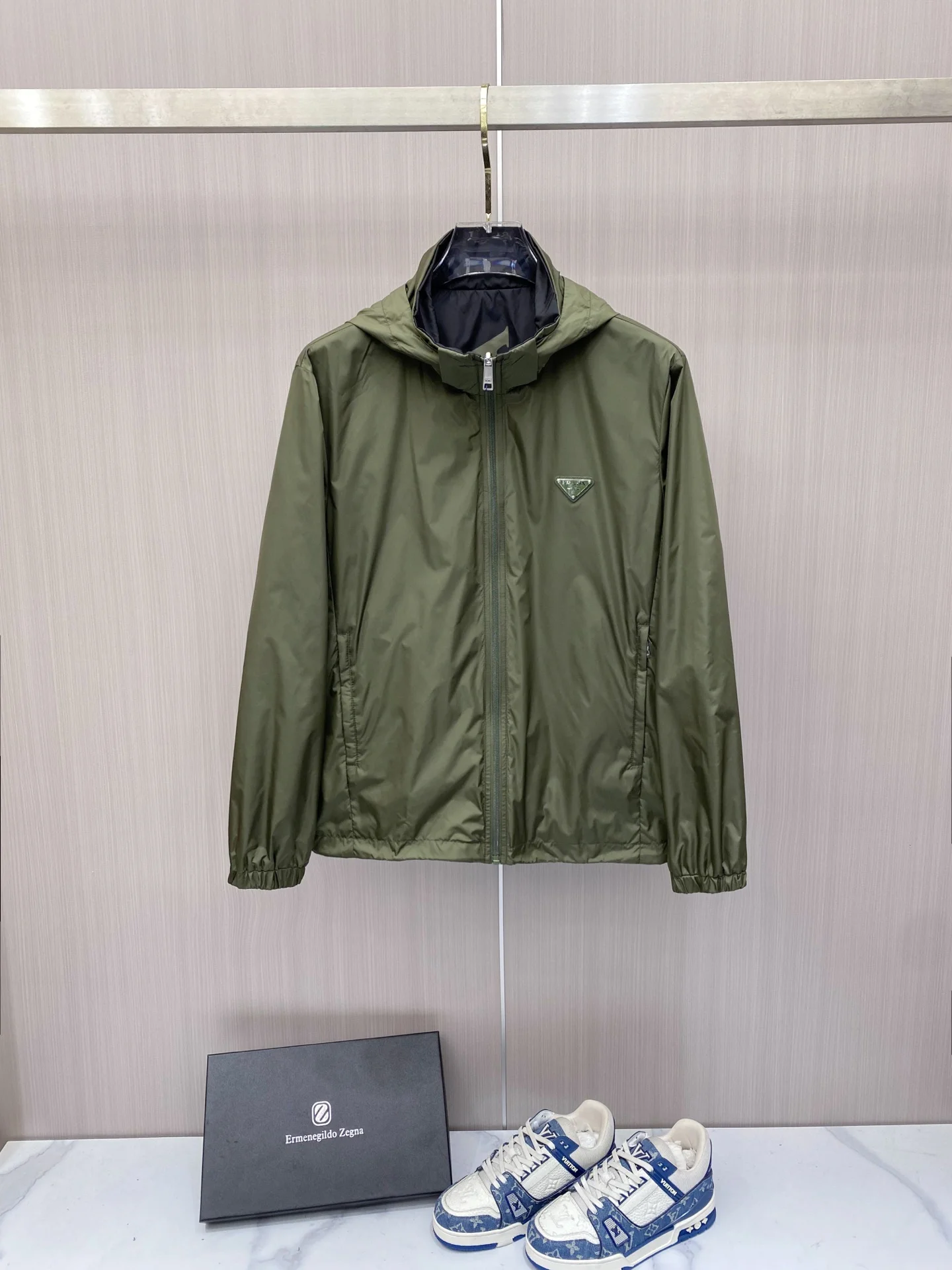 原单外套男装|高仿外套男装|精仿外套男装|一比一外套男装<p> Prada 普拉达 2026ss春季新款连帽夹克外套</p><p>全高端版本 高定专柜面料辅料 透气舒适度高 细节无可挑剔 做工考究工艺复杂 呈现休闲裁剪 上身版型超赞</p><p>颜色 黑色 灰色 </p><p>码数 48-60相当于M-5XL</p>