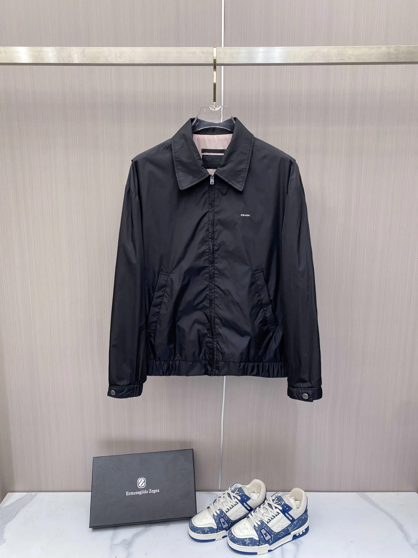 原单外套男装|高仿外套男装|精仿外套男装|一比一外套男装<p> Prada 普拉达 2026ss春季新款翻领夹克外套</p><p>全高端版本 高定专柜面料辅料 透气舒适度高 细节无可挑剔 做工考究工艺复杂 呈现休闲裁剪 上身版型超赞</p><p>颜色 黑色 绿色</p><p>码数 48-60相当于M-5XL</p>