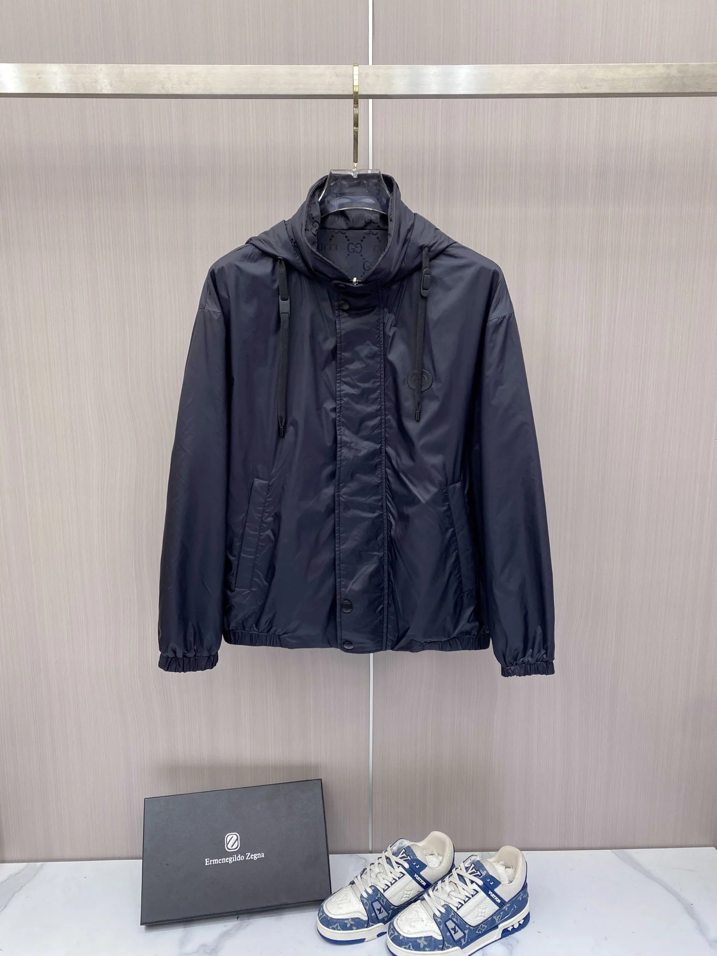 原单外套男装|高仿外套男装|精仿外套男装|一比一外套男装<p> Gucci 古奇 双面穿 2026ss春季新款连帽夹克外套</p><p>全高端版本 高定专柜面料辅料 透气舒适度高 细节无可挑剔 做工考究工艺复杂 呈现休闲裁剪 上身版型超赞</p><p>颜色 黑色 卡其色</p><p>码数 48-58</p>