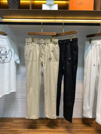 男士金属三角徽章红色铭牌装饰时尚休闲长裤