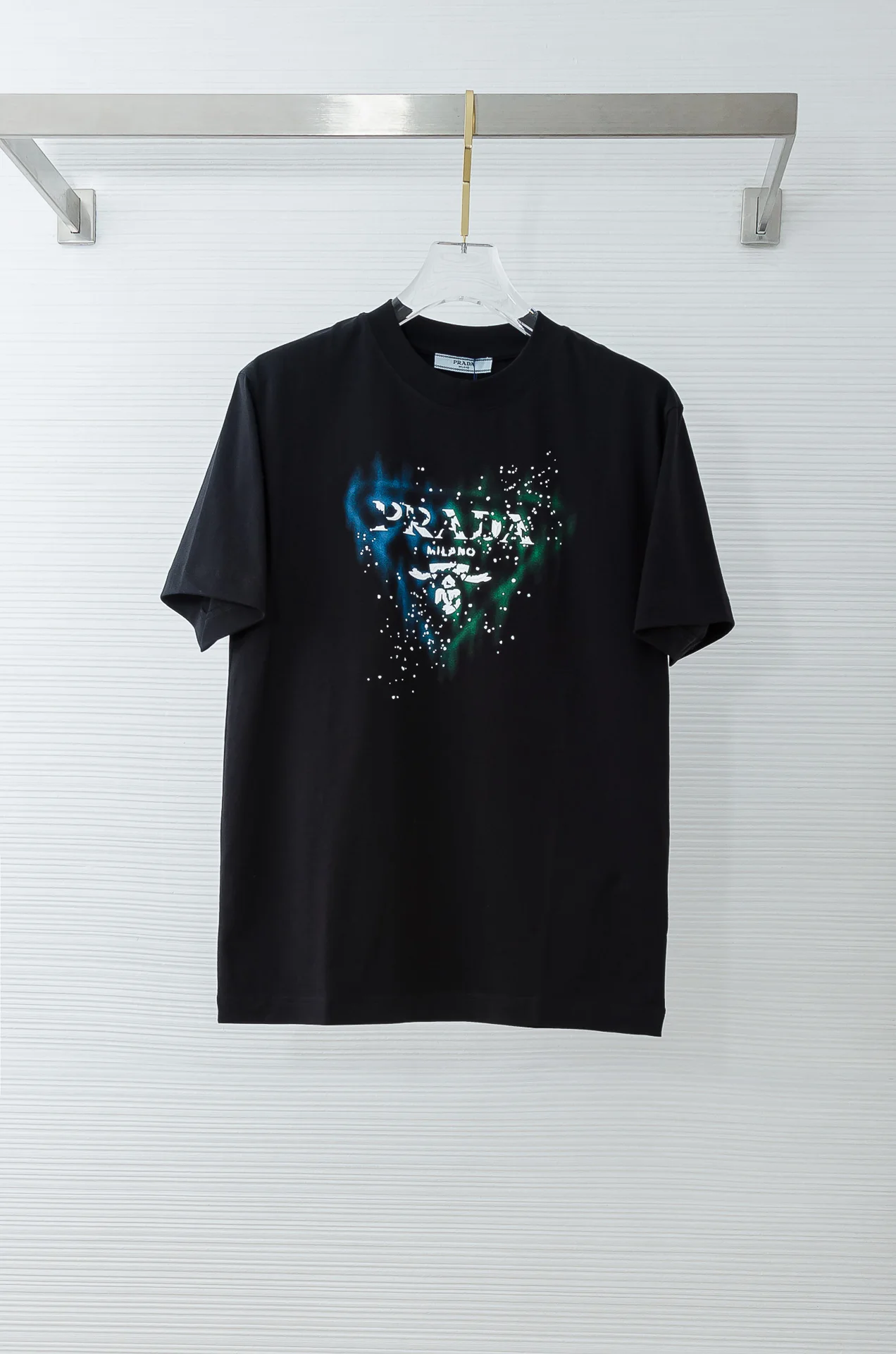 原单短袖T恤男装|高仿短袖T恤男装|精仿短袖T恤男装|一比一短袖T恤男装<p>PRADA普拉达2026SS时尚潮人必备男士休闲圆领短袖T恤衫 设计理念潮流前卫与尚可持续 此款圆领T恤的前幅立体印花工艺突出有质感 常规的直筒圆领版型剪裁 上身合体修身不显臃肿 上身效果极佳 专为夏季打造的新品T恤 </p><p>码数 S-2XL </p>