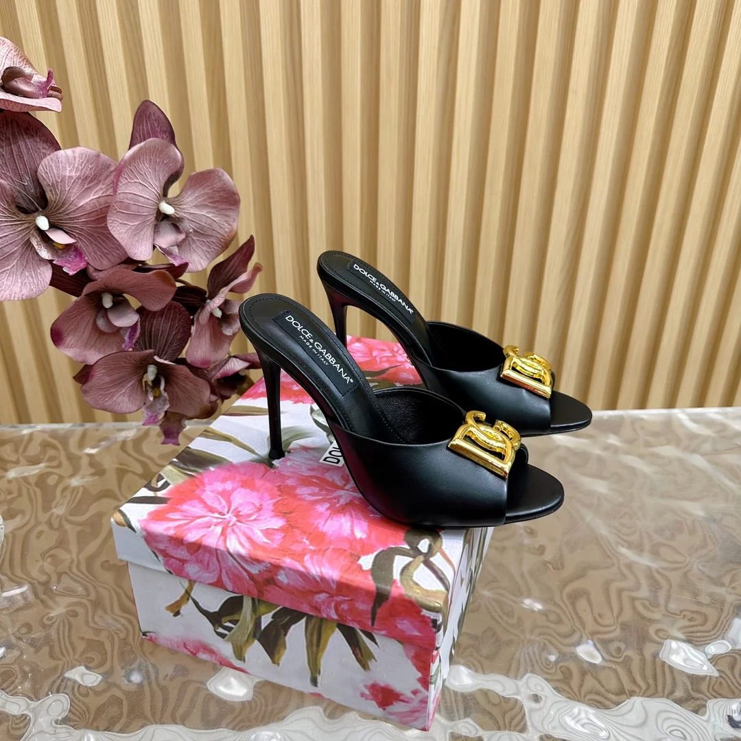 原单DG女鞋|高仿DG女鞋|精仿DG女鞋|一比一DG女鞋<p>杜嘉班纳Dolce Gabbana绝美复古水钻凉拖</p><p>意式经典奢华高跟鞋</p><p>火力全开 创意无限 由于意大利女性特别讲究穿着和饰品 所以Dolce Gabbana的设计风格都相当华丽 小到皮草制的复古提包到各种绣满图案的及膝袜 都有极具浓厚的杜嘉班纳气息</p><p>杜嘉班纳的设计讲究情感 传统和文化的结合</p><p>祖母翡翠绿的牛皮鞋身 加持活灵活现的重工艺</p><p>做工是超级细致 搭配水钻的金属扣环 虽然设计简单 却让人对这双鞋移不开眼 优雅又高贵</p><p>鞋面 牛皮/漆皮/牛仔布/真丝</p><p>内里 羊皮</p><p>跟高 10cm</p><p>鞋底 真皮</p><p>码数 35-39 40.41 42订 </p><p>杜嘉班纳原版一比一包装</p>
