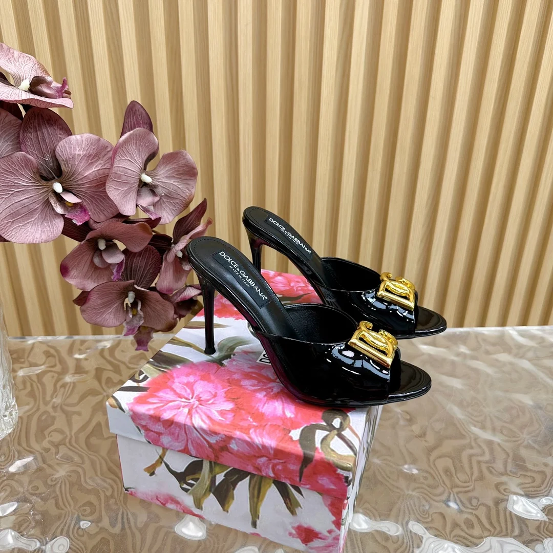 原单DG女鞋|高仿DG女鞋|精仿DG女鞋|一比一DG女鞋<p>杜嘉班纳Dolce Gabbana绝美复古水钻凉拖</p><p>意式经典奢华高跟鞋</p><p>火力全开 创意无限 由于意大利女性特别讲究穿着和饰品 所以Dolce Gabbana的设计风格都相当华丽 小到皮草制的复古提包到各种绣满图案的及膝袜 都有极具浓厚的杜嘉班纳气息</p><p>杜嘉班纳的设计讲究情感 传统和文化的结合</p><p>祖母翡翠绿的牛皮鞋身 加持活灵活现的重工艺</p><p>做工是超级细致 搭配水钻的金属扣环 虽然设计简单 却让人对这双鞋移不开眼 优雅又高贵</p><p>鞋面 牛皮/漆皮/牛仔布/真丝</p><p>内里 羊皮</p><p>跟高 10cm</p><p>鞋底 真皮</p><p>码数 35-39 40.41 42订 </p><p>杜嘉班纳原版一比一包装</p>