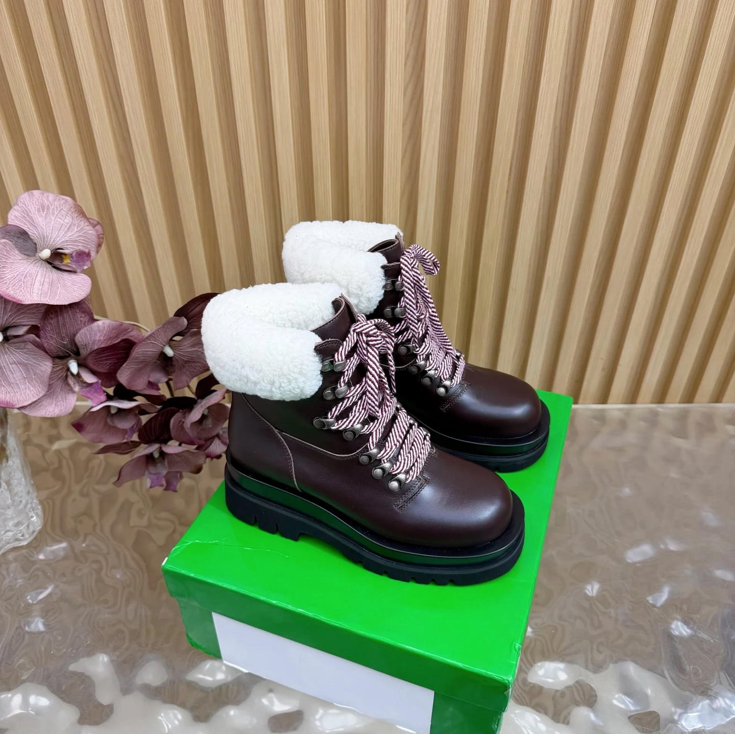 原单BV女鞋|高仿BV女鞋|精仿BV女鞋|一比一BV女鞋<p>代购级别Bottega Veneta系带网红时尚骑士靴 马丁靴 </p><p>BV 女孩看过来 这双绳结靴必须锁死</p><p> </p><p>经典绳结编织缠绕靴身 搭配标志性三角金属扣 黑银碰撞自带酷飒滤镜 穿上直接化身街头拽姐 气场两米八</p><p> </p><p>短靴型超显腿长 不管是配拖地牛仔裤走随性松弛感 还是搭迷你裙玩辣妹风 甚至配西装裤走职场精英路线 都能完美适配 秋冬穿搭 万能钥匙 就是它</p><p> </p><p>纠结秋冬靴子的姐妹 闭眼冲 </p><p>鞋面 牛皮</p><p>内里BV传统深咖色牛皮里 </p><p>原版大底</p><p>size 35-40 40.41.42订做  </p>