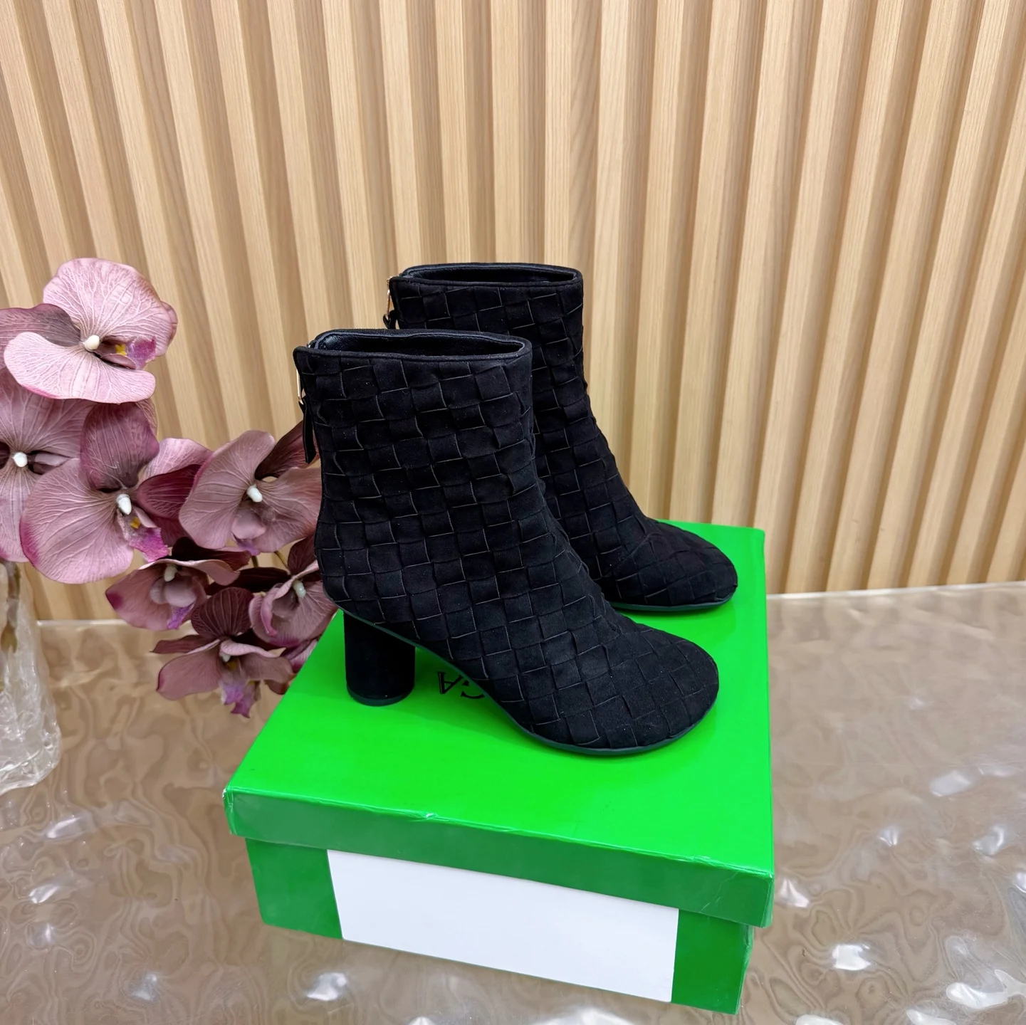原单BV女鞋|高仿BV女鞋|精仿BV女鞋|一比一BV女鞋<p>代购级别Bottega Veneta新款编织 粗跟短靴</p><p>BV 女孩看过来 这双绳结靴必须锁死</p><p> </p><p>经典绳结编织缠绕靴身 搭配标志性三角金属扣 黑银碰撞自带酷飒滤镜 穿上直接化身街头拽姐 气场两米八</p><p> </p><p>短靴型超显腿长 不管是配拖地牛仔裤走随性松弛感 还是搭迷你裙玩辣妹风 甚至配西装裤走职场精英路线 都能完美适配 秋冬穿搭 万能钥匙 就是它</p><p> </p><p>纠结秋冬靴子的姐妹 闭眼冲 </p><p>鞋面 手工编织羊京/皮面</p><p>内里BV传统牛皮里</p><p>原版防滑橡胶底片 跟高8.5cm </p><p>size 35-40 40.41定制 </p>