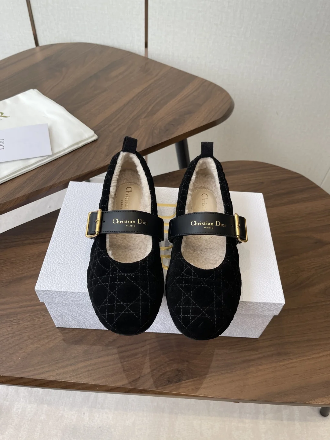 原单迪奥女鞋|高仿迪奥女鞋|精仿迪奥女鞋|一比一迪奥女鞋<p>Dior 25ss 秋冬新品 羊毛玛丽珍 芭蕾舞鞋 新品DIOR格纹芭蕾舞 好乖啊 </p><p>芭蕾鞋经典的迪奥藤格纹元素 罗纹蝴蝶结上加了CD细节的珍珠设计精致</p><p>小女人必备款舒适感真的极极好 </p><p>Size  35-41 40 41 订做不退换 </p>
