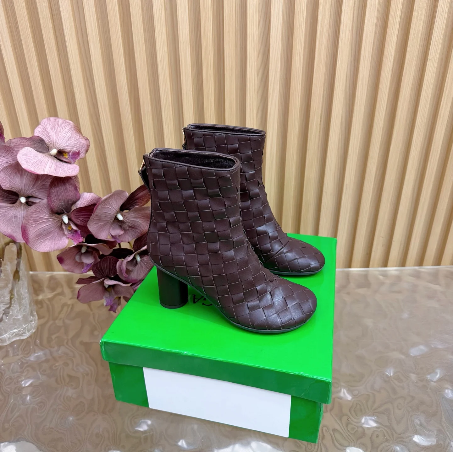 原单BV女鞋|高仿BV女鞋|精仿BV女鞋|一比一BV女鞋<p>代购级别Bottega Veneta新款编织 粗跟短靴</p><p>BV 女孩看过来 这双绳结靴必须锁死</p><p> </p><p>经典绳结编织缠绕靴身 搭配标志性三角金属扣 黑银碰撞自带酷飒滤镜 穿上直接化身街头拽姐 气场两米八</p><p> </p><p>短靴型超显腿长 不管是配拖地牛仔裤走随性松弛感 还是搭迷你裙玩辣妹风 甚至配西装裤走职场精英路线 都能完美适配 秋冬穿搭 万能钥匙 就是它</p><p> </p><p>纠结秋冬靴子的姐妹 闭眼冲 </p><p>鞋面 手工编织羊京/皮面</p><p>内里BV传统牛皮里</p><p>原版防滑橡胶底片 跟高8.5cm </p><p>size 35-40 40.41定制 </p>