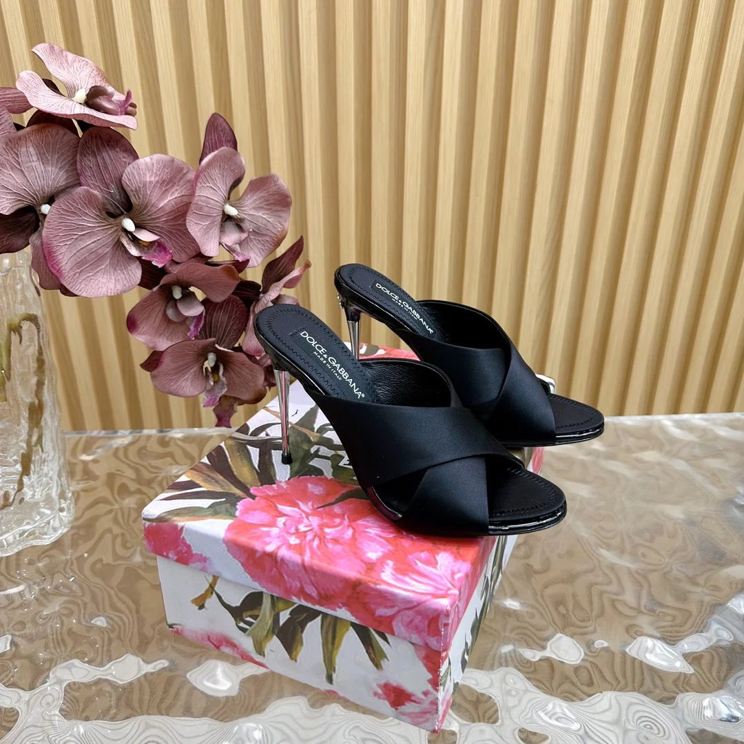 原单DG女鞋|高仿DG女鞋|精仿DG女鞋|一比一DG女鞋<p>杜嘉班纳Dolce Gabbana绝美复古金属跟凉拖</p><p>意式经典奢华高跟鞋</p><p>火力全开 创意无限 由于意大利女性特别讲究穿着和饰品 所以Dolce Gabbana的设计风格都相当华丽 小到皮草制的复古提包到各种绣满图案的及膝袜 都有极具浓厚的杜嘉班纳气息</p><p>杜嘉班纳的设计讲究情感 传统和文化的结合</p><p>祖母翡翠绿的牛皮鞋身 加持活灵活现的重工艺</p><p>做工是超级细致 搭配水钻的金属扣环 虽然设计简单 却让人对这双鞋移不开眼 优雅又高贵</p><p>鞋面 复古真丝</p><p>内里 羊皮</p><p>跟高 10cm</p><p>鞋底 真皮</p><p>码数 35-39 40.41 42订 </p><p>杜嘉班纳原版一比一包装</p>