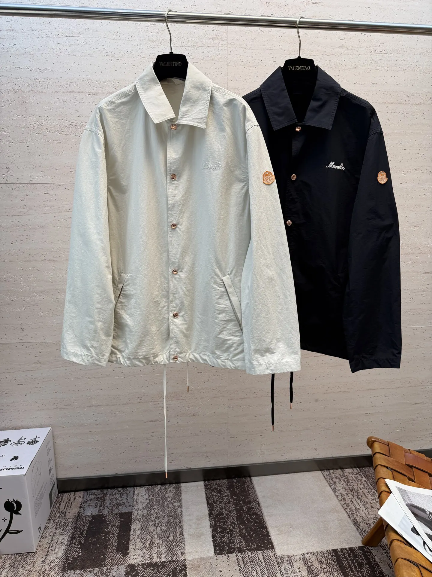 原单外套男装|高仿外套男装|精仿外套男装|一比一外套男装<p>MON26SS新款休闲男士翻领夹克外套........一款绝对重工的顶级单品 双面双色为经典衣橱注入现代新意.......非常高档次的质地 实穿性极高 挺刮性极好  码数M-2XL</p>