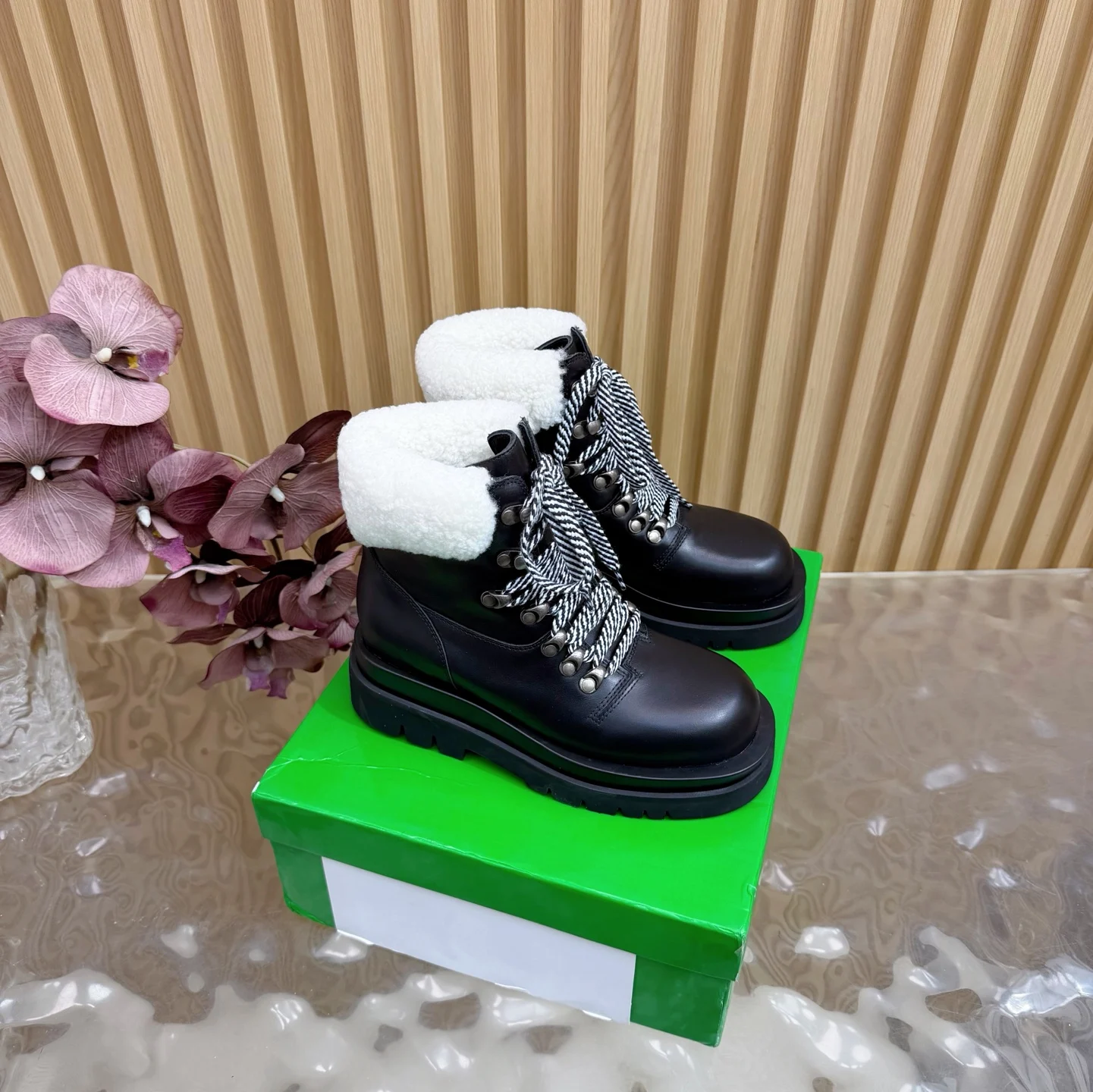 原单BV女鞋|高仿BV女鞋|精仿BV女鞋|一比一BV女鞋<p>代购级别Bottega Veneta系带网红时尚骑士靴 马丁靴 </p><p>BV 女孩看过来 这双绳结靴必须锁死</p><p> </p><p>经典绳结编织缠绕靴身 搭配标志性三角金属扣 黑银碰撞自带酷飒滤镜 穿上直接化身街头拽姐 气场两米八</p><p> </p><p>短靴型超显腿长 不管是配拖地牛仔裤走随性松弛感 还是搭迷你裙玩辣妹风 甚至配西装裤走职场精英路线 都能完美适配 秋冬穿搭 万能钥匙 就是它</p><p> </p><p>纠结秋冬靴子的姐妹 闭眼冲 </p><p>鞋面 牛皮</p><p>内里BV传统深咖色牛皮里 </p><p>原版大底</p><p>size 35-40 40.41.42订做  </p>
