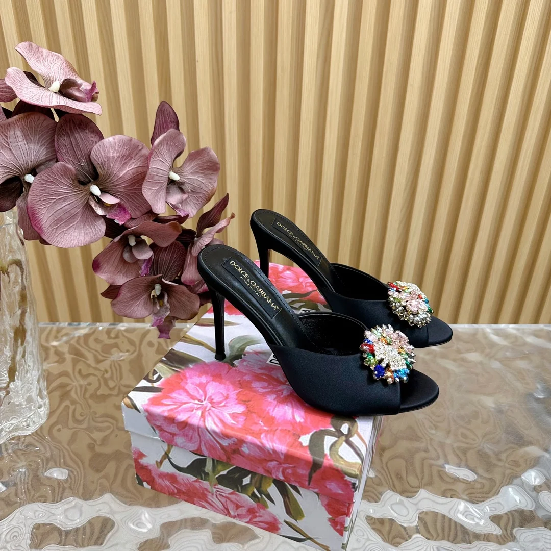 原单DG女鞋|高仿DG女鞋|精仿DG女鞋|一比一DG女鞋<p>杜嘉班纳Dolce Gabbana绝美复古水钻凉拖</p><p>意式经典奢华高跟鞋</p><p>火力全开 创意无限 由于意大利女性特别讲究穿着和饰品 所以Dolce Gabbana的设计风格都相当华丽 小到皮草制的复古提包到各种绣满图案的及膝袜 都有极具浓厚的杜嘉班纳气息</p><p>杜嘉班纳的设计讲究情感 传统和文化的结合</p><p>祖母翡翠绿的牛皮鞋身 加持活灵活现的重工艺</p><p>做工是超级细致 搭配水钻的金属扣环 虽然设计简单 却让人对这双鞋移不开眼 优雅又高贵</p><p>鞋面 复古真丝</p><p>内里 羊皮</p><p>跟高 10cm</p><p>鞋底 真皮</p><p>码数 35-39 40.41 42订 </p><p>杜嘉班纳原版一比一包装</p>