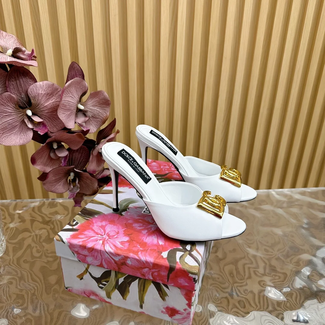 原单DG女鞋|高仿DG女鞋|精仿DG女鞋|一比一DG女鞋<p>杜嘉班纳Dolce Gabbana绝美复古水钻凉拖</p><p>意式经典奢华高跟鞋</p><p>火力全开 创意无限 由于意大利女性特别讲究穿着和饰品 所以Dolce Gabbana的设计风格都相当华丽 小到皮草制的复古提包到各种绣满图案的及膝袜 都有极具浓厚的杜嘉班纳气息</p><p>杜嘉班纳的设计讲究情感 传统和文化的结合</p><p>祖母翡翠绿的牛皮鞋身 加持活灵活现的重工艺</p><p>做工是超级细致 搭配水钻的金属扣环 虽然设计简单 却让人对这双鞋移不开眼 优雅又高贵</p><p>鞋面 牛皮/漆皮/牛仔布/真丝</p><p>内里 羊皮</p><p>跟高 10cm</p><p>鞋底 真皮</p><p>码数 35-39 40.41 42订 </p><p>杜嘉班纳原版一比一包装</p>