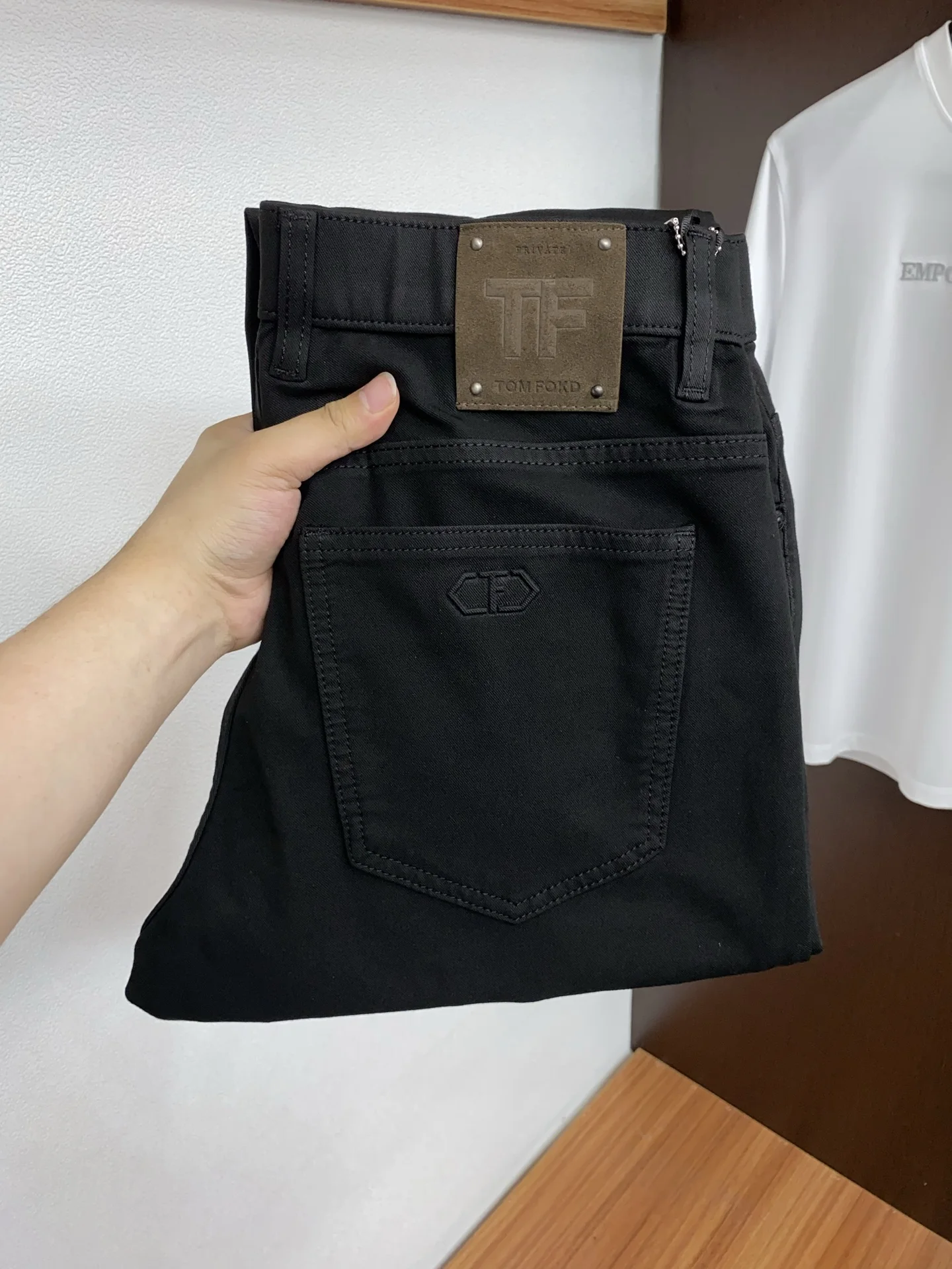 原单牛仔裤男装|高仿牛仔裤男装|精仿牛仔裤男装|一比一牛仔裤男装<p>TF 高端定制 2026早春最新风牛仔裤 柜台同步发售 原版定制复刻 客供五金辅料 原单品质 进口牛仔面料高弹力 重工洗水 做工走线精细 上身绝佳 优选单品</p><p>码数: 29-38</p>
