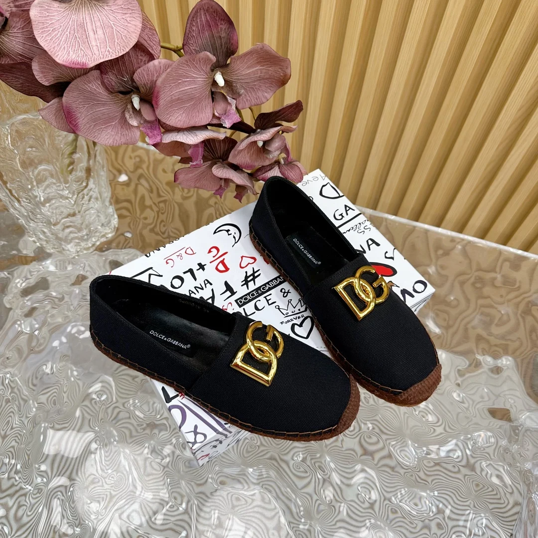 原单DG女鞋|高仿DG女鞋|精仿DG女鞋|一比一DG女鞋<p>高版本 Dolce Gabbnna杜嘉.班纳压花渔夫鞋</p><p>D G麻底渔夫鞋 DG的风格真是越来越时尚了 超美的色彩搭配 让人一眼就爱上它清凉一夏感觉鞋面是三滴打印牛仔布 非常精美</p><p>内里绵羊皮 上脚舒适 原版进口生胶大底 防滑耐磨</p><p>面料 原版帆布</p><p>码数 35-41 40 41定制 </p>