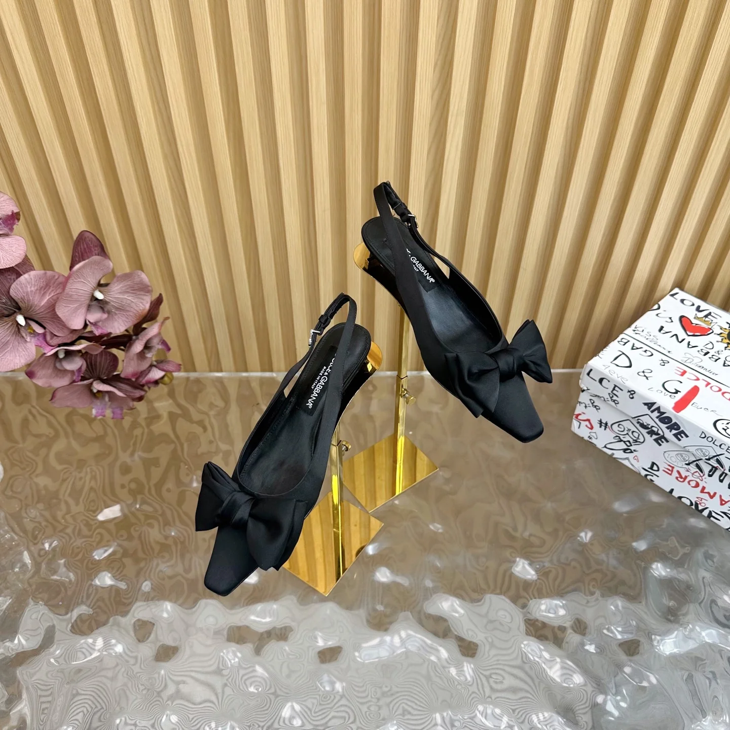 原单DG女鞋|高仿DG女鞋|精仿DG女鞋|一比一DG女鞋<p>D G古典与现代碰撞出的意式浪漫美学杜嘉班纳 Dolce   Gabbana 真丝系列</p><p>小猫跟凉鞋 线条 版型 看得到的高级感 非市场通货可比</p><p>DG杜嘉班纳秀场直击 同步更新 杜嘉班纳的设计总是结合古典主义与现代风格</p><p>并具备创意 浪漫 巴洛克风格 巴洛克宫廷风 意式美学西西里美丽的传说 Dolce   Gabbana</p><p>鞋面 真丝 内里 羊皮/垫脚 意大利真皮大底 包装 杜嘉班纳原版包装</p><p>Size  35-41 40 41订做不退换 </p>