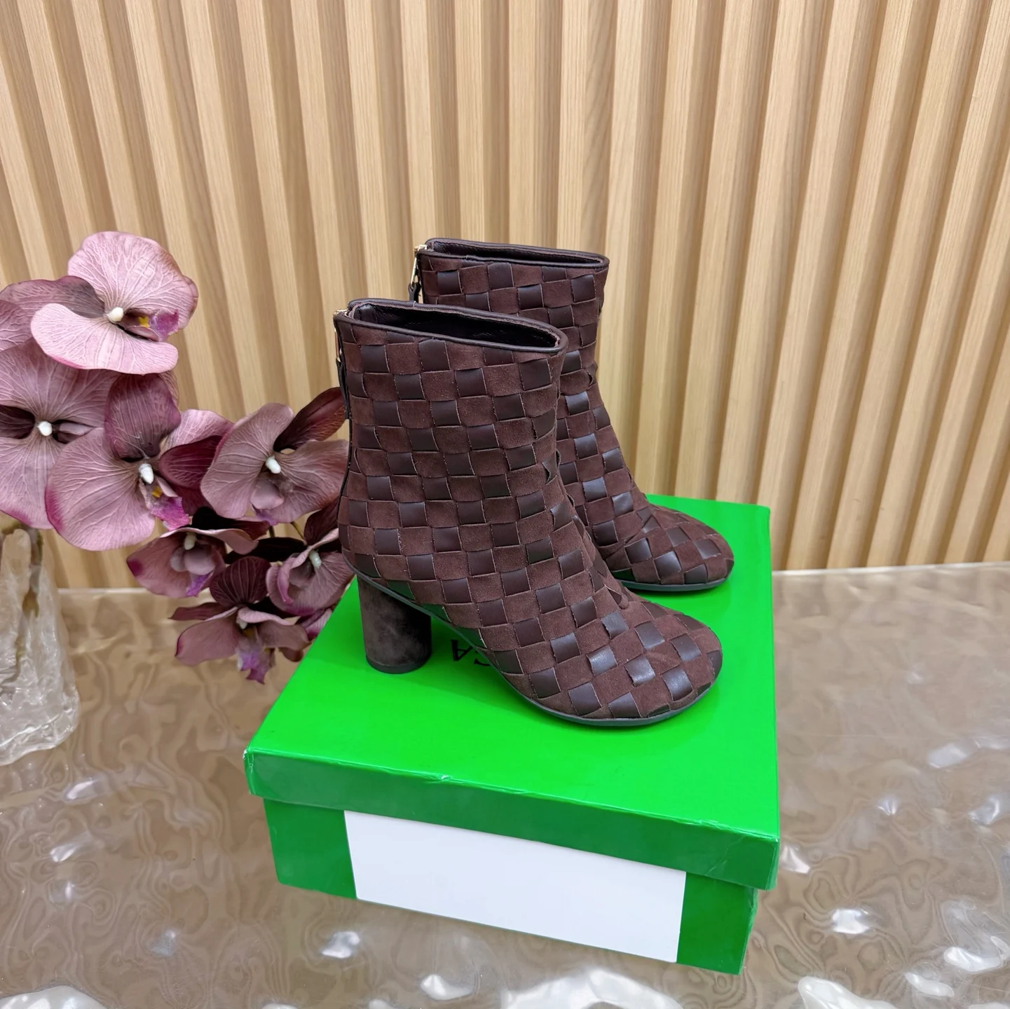 原单BV女鞋|高仿BV女鞋|精仿BV女鞋|一比一BV女鞋<p>代购级别Bottega Veneta新款编织 粗跟短靴</p><p>BV 女孩看过来 这双绳结靴必须锁死</p><p> </p><p>经典绳结编织缠绕靴身 搭配标志性三角金属扣 黑银碰撞自带酷飒滤镜 穿上直接化身街头拽姐 气场两米八</p><p> </p><p>短靴型超显腿长 不管是配拖地牛仔裤走随性松弛感 还是搭迷你裙玩辣妹风 甚至配西装裤走职场精英路线 都能完美适配 秋冬穿搭 万能钥匙 就是它</p><p> </p><p>纠结秋冬靴子的姐妹 闭眼冲 </p><p>鞋面 手工编织羊京/皮面</p><p>内里BV传统牛皮里</p><p>原版防滑橡胶底片 跟高8.5cm </p><p>size 35-40 40.41定制 </p>