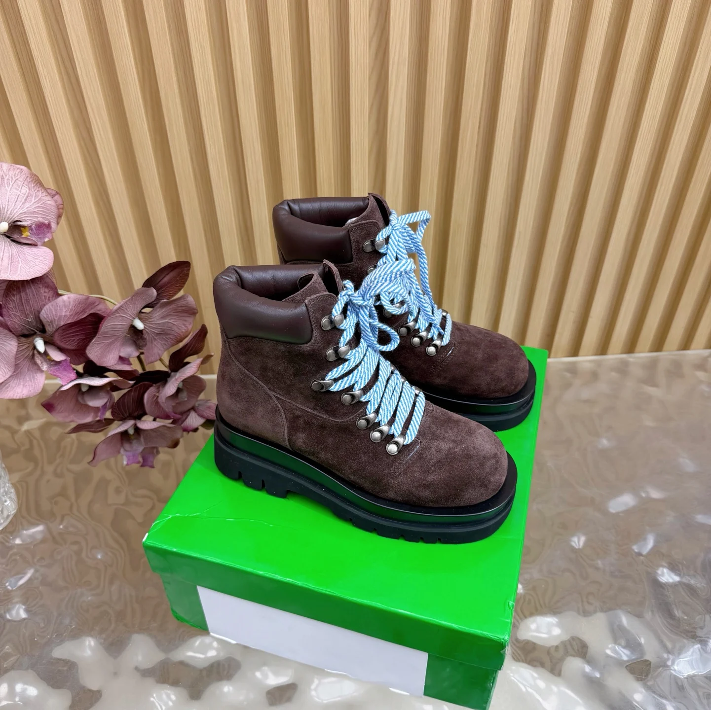 原单BV女鞋|高仿BV女鞋|精仿BV女鞋|一比一BV女鞋<p>代购级别Bottega Veneta系带网红时尚骑士靴 马丁靴 </p><p>BV 女孩看过来 这双绳结靴必须锁死</p><p> </p><p>经典绳结编织缠绕靴身 搭配标志性三角金属扣 黑银碰撞自带酷飒滤镜 穿上直接化身街头拽姐 气场两米八</p><p> </p><p>短靴型超显腿长 不管是配拖地牛仔裤走随性松弛感 还是搭迷你裙玩辣妹风 甚至配西装裤走职场精英路线 都能完美适配 秋冬穿搭 万能钥匙 就是它</p><p> </p><p>纠结秋冬靴子的姐妹 闭眼冲 </p><p>鞋面 牛反绒</p><p>内里BV传统深咖色牛皮里 </p><p>原版大底</p><p>size 35-40 40.41.42订做  </p>