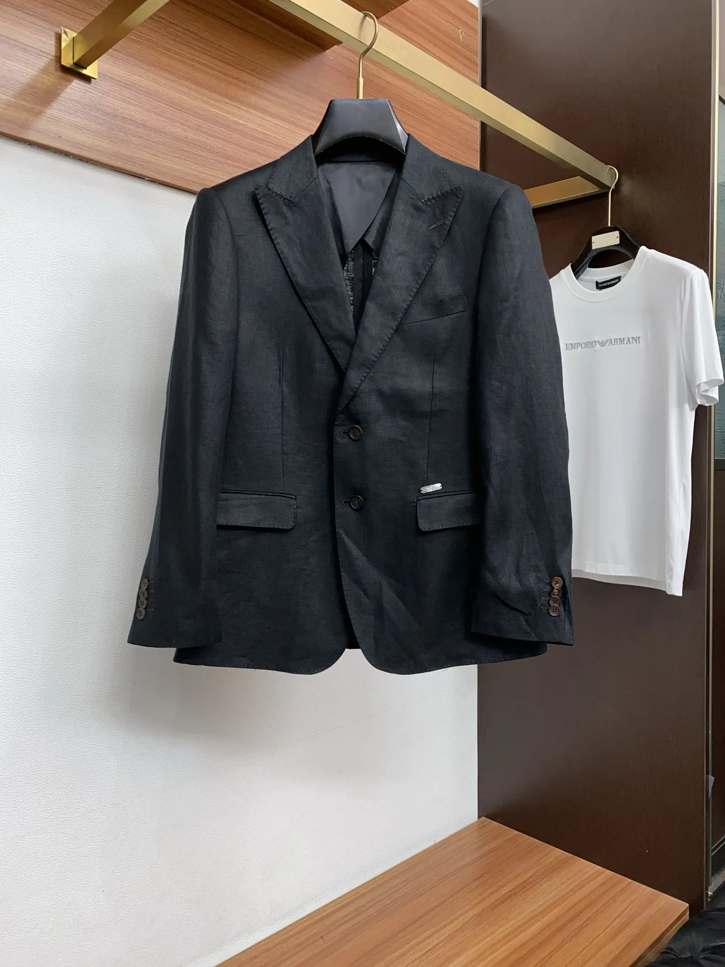 原单外套男装|高仿外套男装|精仿外套男装|一比一外套男装<p>LP 诺悠翩雅 2026新款男士休闲定制麻料西装夹克外套 穿上简约干练的休闲外套 瞬间重回时髦霸气 又是活力满满的状态 史前最流行的拉链设计 面料全部需要定制 奢华感十足 修身的剪裁体现出我们完美的体型无论胖瘦都可以轻松驾驭 超百搭款式 不挑身材的款 适合不同年龄段穿着 高街实穿款 搭配利器</p><p>尺码 48-56</p>
