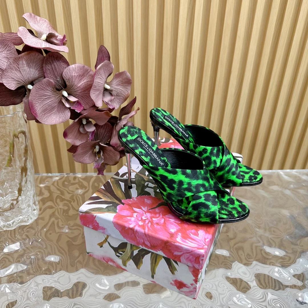 原单DG女鞋|高仿DG女鞋|精仿DG女鞋|一比一DG女鞋<p>杜嘉班纳Dolce Gabbana绝美复古金属跟凉拖</p><p>意式经典奢华高跟鞋</p><p>火力全开 创意无限 由于意大利女性特别讲究穿着和饰品 所以Dolce Gabbana的设计风格都相当华丽 小到皮草制的复古提包到各种绣满图案的及膝袜 都有极具浓厚的杜嘉班纳气息</p><p>杜嘉班纳的设计讲究情感 传统和文化的结合</p><p>祖母翡翠绿的牛皮鞋身 加持活灵活现的重工艺</p><p>做工是超级细致 搭配水钻的金属扣环 虽然设计简单 却让人对这双鞋移不开眼 优雅又高贵</p><p>鞋面 复古真丝</p><p>内里 羊皮</p><p>跟高 10cm</p><p>鞋底 真皮</p><p>码数 35-39 40.41 42订 </p><p>杜嘉班纳原版一比一包装</p>