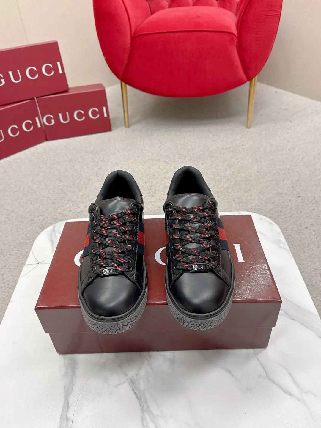 原单古奇男鞋|高仿古奇男鞋|精仿古奇男鞋|一比一古奇男鞋<p>Gucci古驰 最新ACE系列 休闲运动鞋 众明星同款 经典棕色帆布+皮革拼接,侧面红绿条纹超有辨识度 完美鞋楦,日常休闲穿搭都很OK,上脚超美且舒服,潮人必入</p><p> 面料:原版定制进口头层牛皮</p><p> 内里:定制进口牛皮</p><p> 大底:原版开模防滑TPU底</p><p> 底厚:2.5cm</p><p> Size:男款38-45</p>