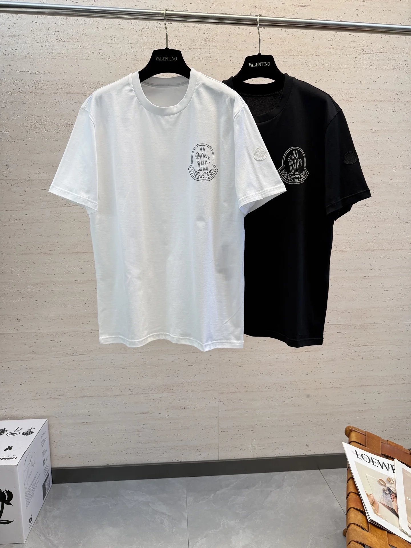 原单短袖T恤男装|高仿短袖T恤男装|精仿短袖T恤男装|一比一短袖T恤男装<p>MON26S新款春夏休闲男士圆领短袖 十分惊艳 客供棉质面料打造 拥有优越的透气性与保暖性 即便是贴身穿着也不会有扎刺感可言 舒适程度绝对超乎你的想象 实物到手你就会懂得   码数S- XL</p>