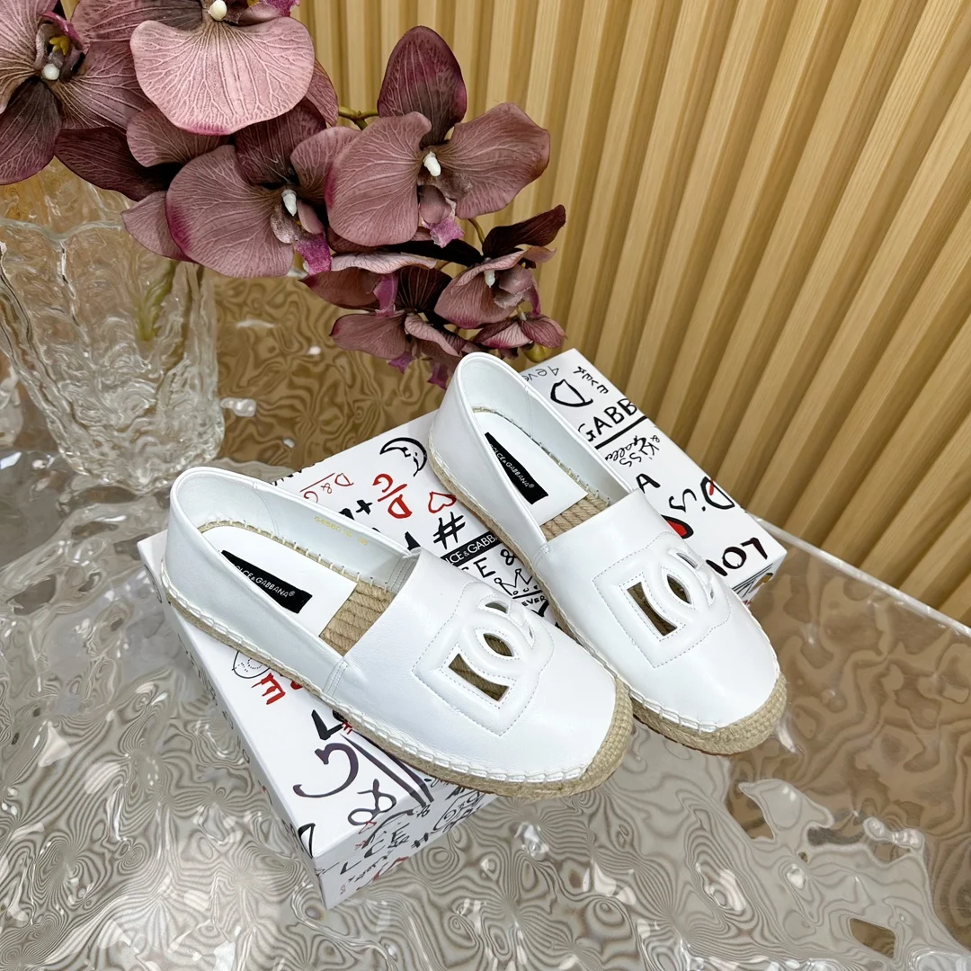 原单DG女鞋|高仿DG女鞋|精仿DG女鞋|一比一DG女鞋<p>高版本 Dolce Gabbnna杜嘉.班纳印花渔夫鞋</p><p>D G麻底渔夫鞋 DG的风格真是越来越时尚了 超美的色彩搭配 让人一眼就爱上它清凉一夏感觉鞋面是三滴打印牛仔布 非常精美</p><p>内里绵羊皮 上脚舒适 原版进口生胶大底 防滑耐磨</p><p>面料 原版牛皮</p><p>码数 35-41 40 41定制 </p>